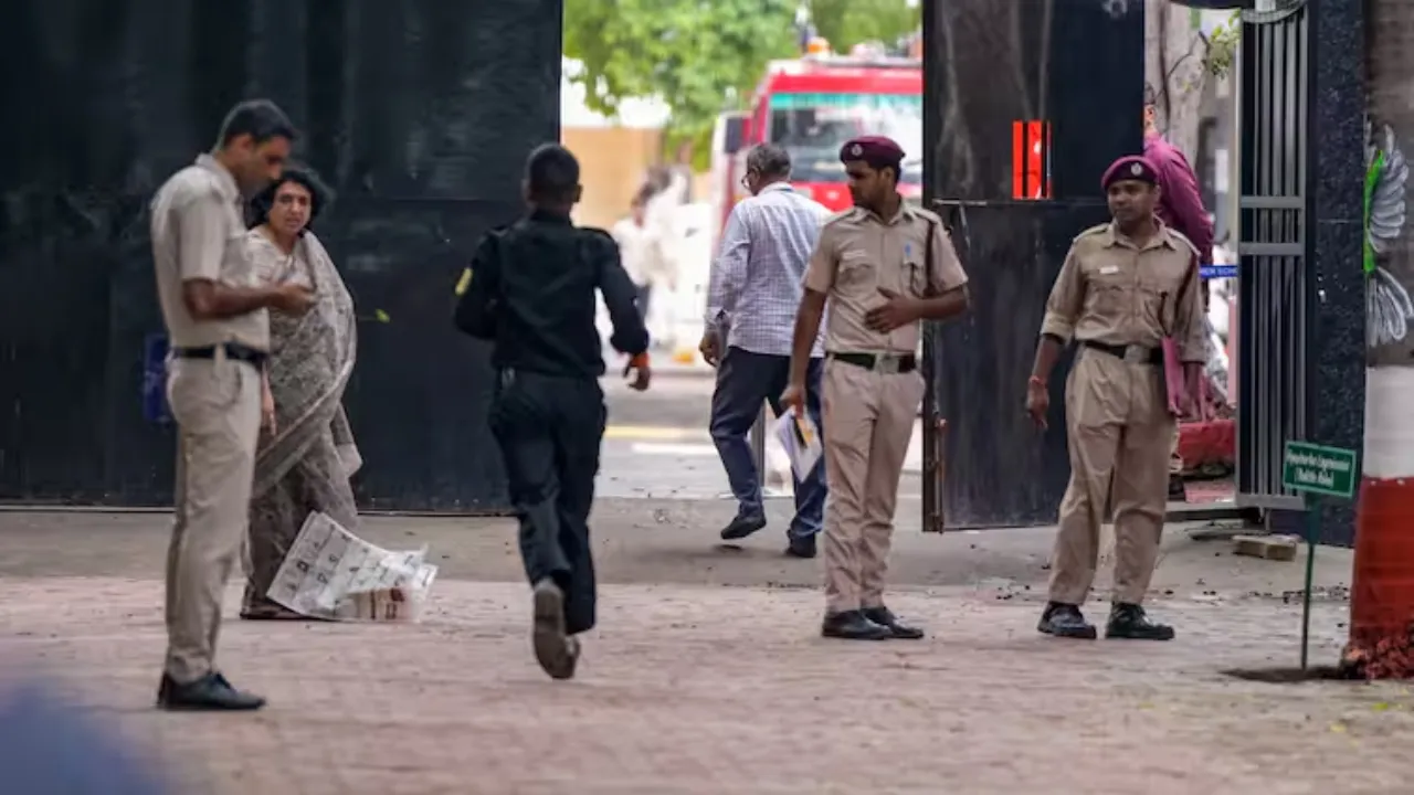 Bomb Threat: दिल्ली में 20 से अधिक स्कूलों को सुबह-सुबह फिर मिली बम से उड़ाने की धमकी, पुलिस और दमकल की टीमें तैनात