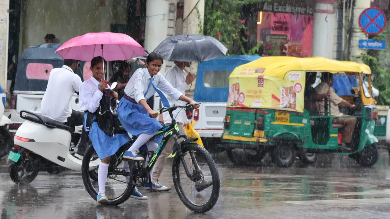 उत्तर प्रदेश में भारी बारिश ने मचाई तबाही, सात लोगों की मौत, कई जिलों में रेड अलर्ट जारी, जानें आज क्या है मौसम का हाल