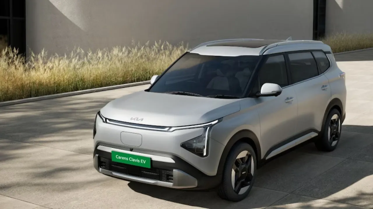 Kia Carens Clavis EV: 39 मिनट में फुल चार्जिंग के साथ मिलेगी 490 किमी की रेंज, किआ ने पेश ‘कैरेंस क्लेविस’ कार, जानें कीमत