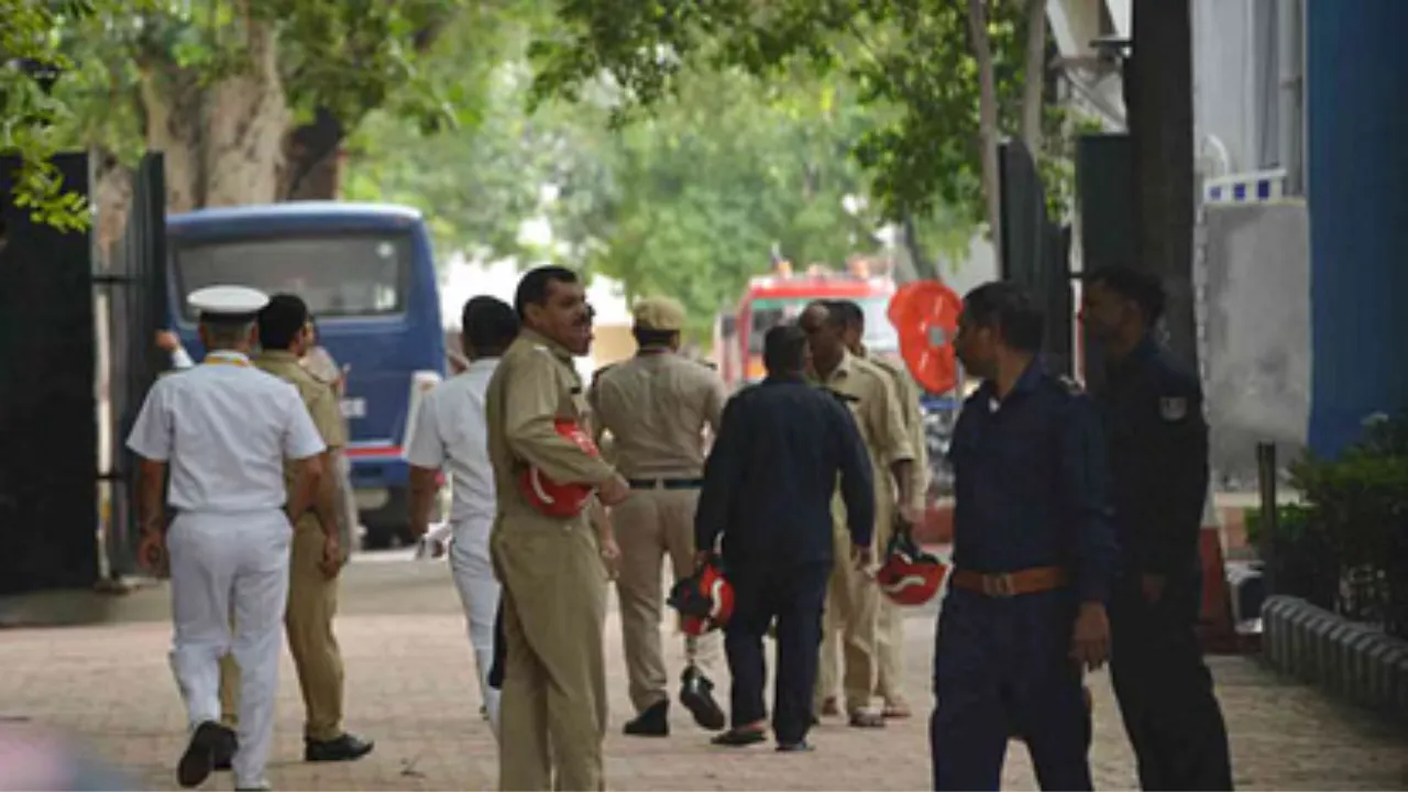 दिल्ली के दो स्कूलों को बम से उड़ाने की धमकी, 24 घंटे के अंदर ये दूसरी चेतावनी