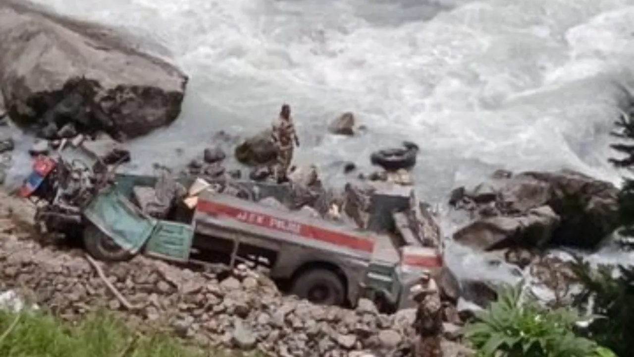 गांदरबलः सिंध नदी में गिरी ITBP जवानों को ले जा रही बस, तलाश और बचाव अभियान जारी