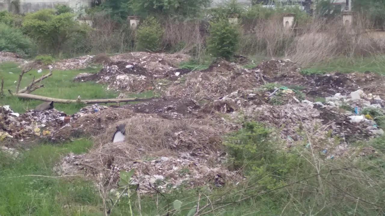 ''अमृत विचार'' की खबर का असरः नगर निगम के अधिकारियों को गुमराह कर रही लॉयन इनवायरो, खाली भूखंड से कूड़ा हटाने की भेज दी झूठी रिपोर्ट