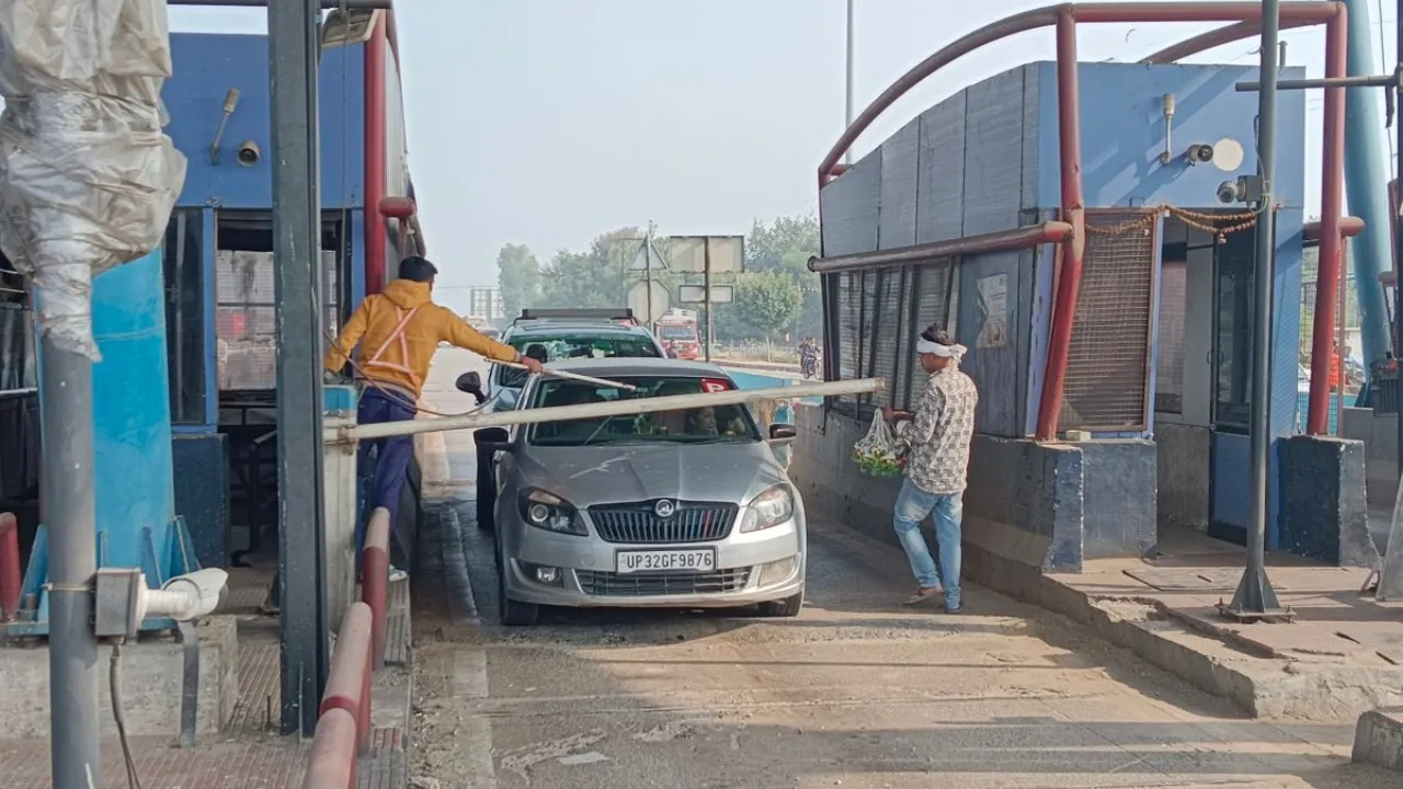 फास्ट टैग लगाने को लेकर टोल प्लाजा पर दो वेंटर भिड़े, हुआ बवाल