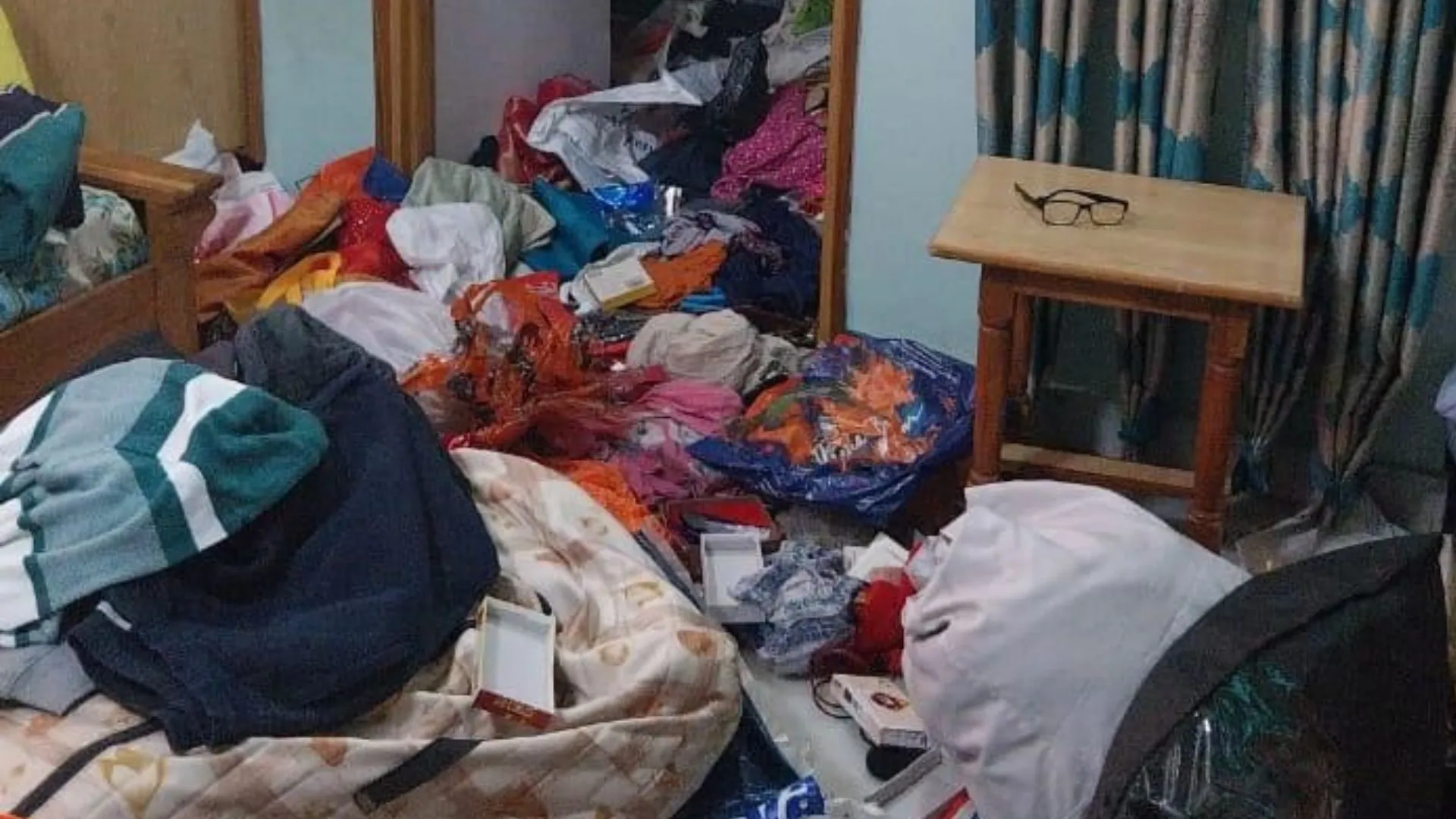 दालमाेठ, बिस्किट खाया, कोल्ड ड्रिंक पी..यूरोप घूमने गए PGI डॉक्टर के घर 20 लाख की चोरी, जेवर, नकदी समेत कार भी ले गए चोर