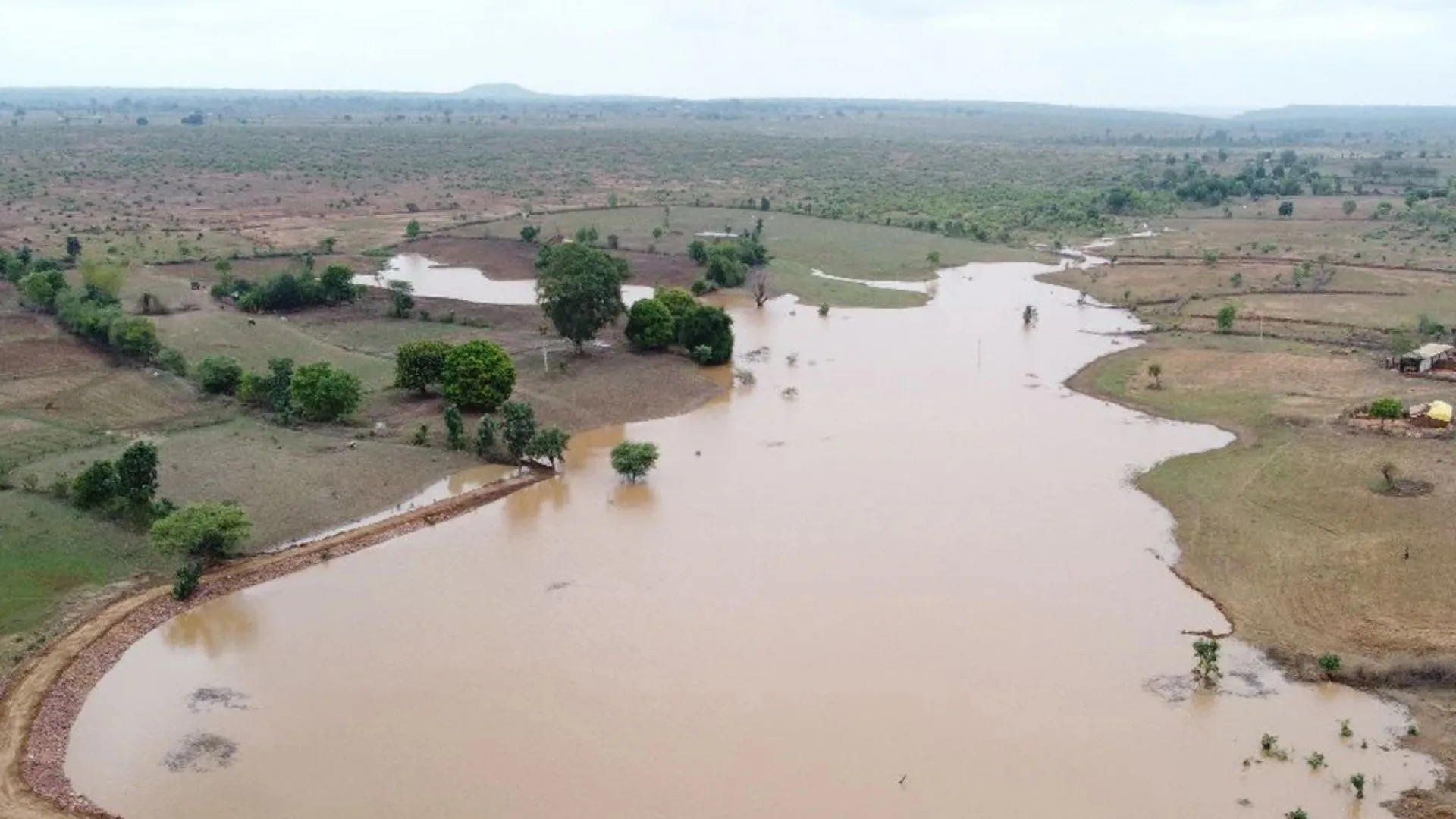 लघु सिंचाई विभाग की विभिन्न योजनाओं की  स्वतंत्र देव सिंह ने की समीक्षा, बड़े तालाबों के जीर्णोद्धार की परियोजनाओं   के दिए निर्देश 