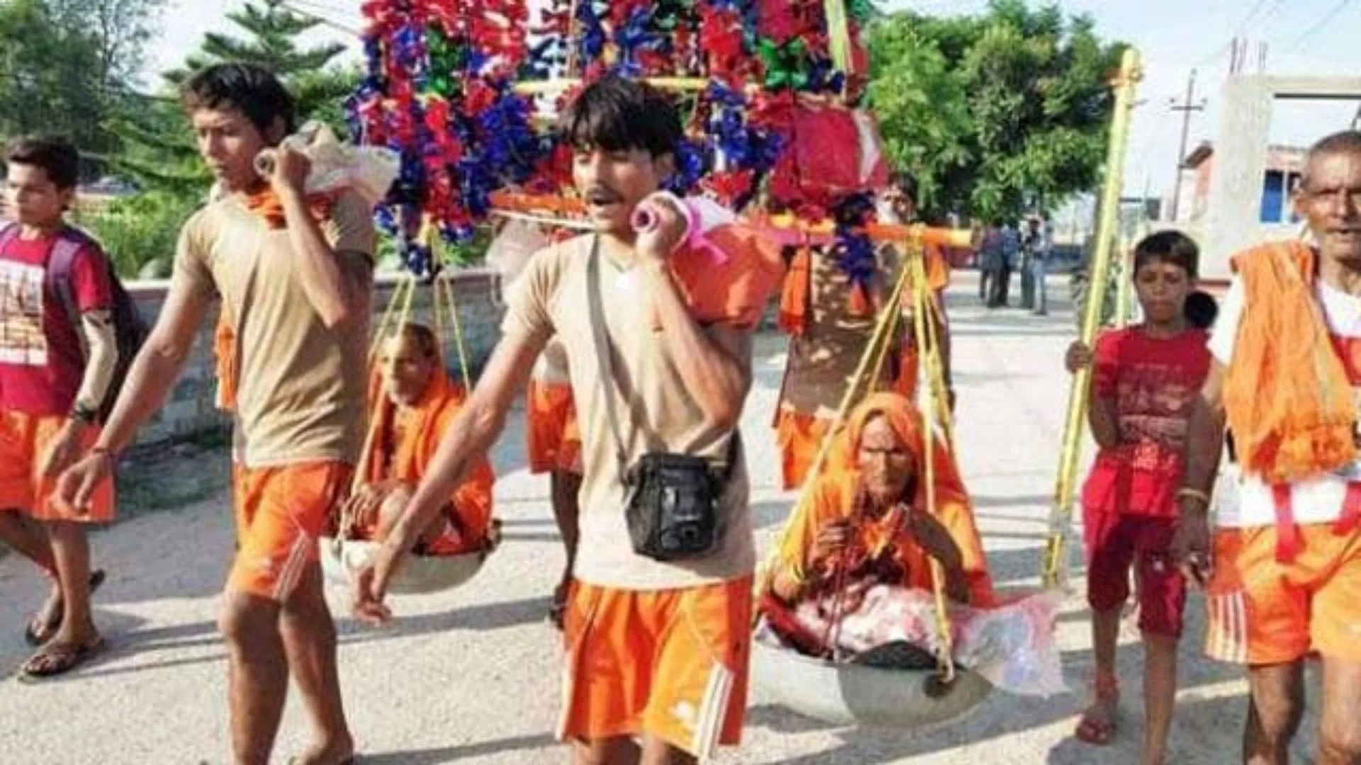 पहली कांवड़ यात्रा में पिता से बिछड़ा, 9 वर्षीय बच्चे को पुलिस ने मिलवाया