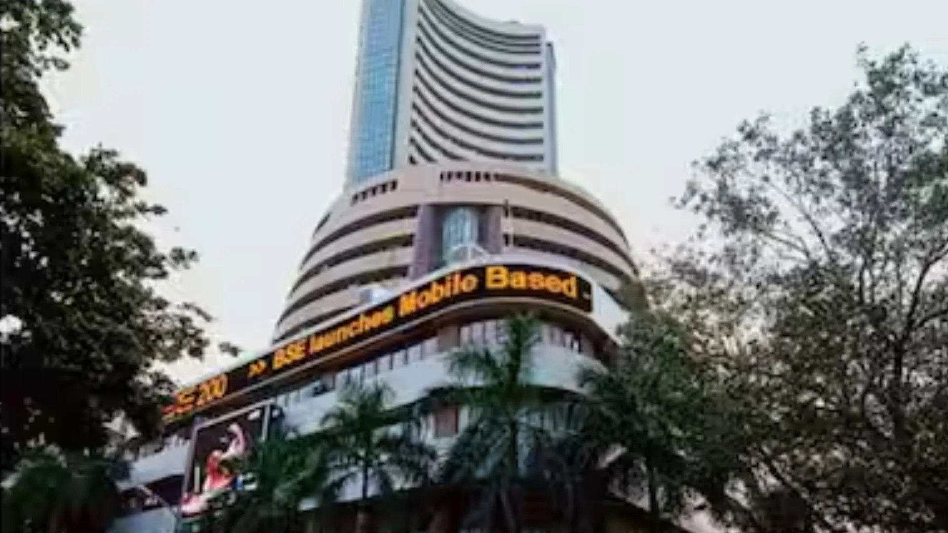 चार सत्र की गिरावट के बाद कारोबार में तेजी, सेंसेक्स में शामिल इन कंपनियों के शेयर उछले, निफ्टी में 68.85 अंक की बढ़त  