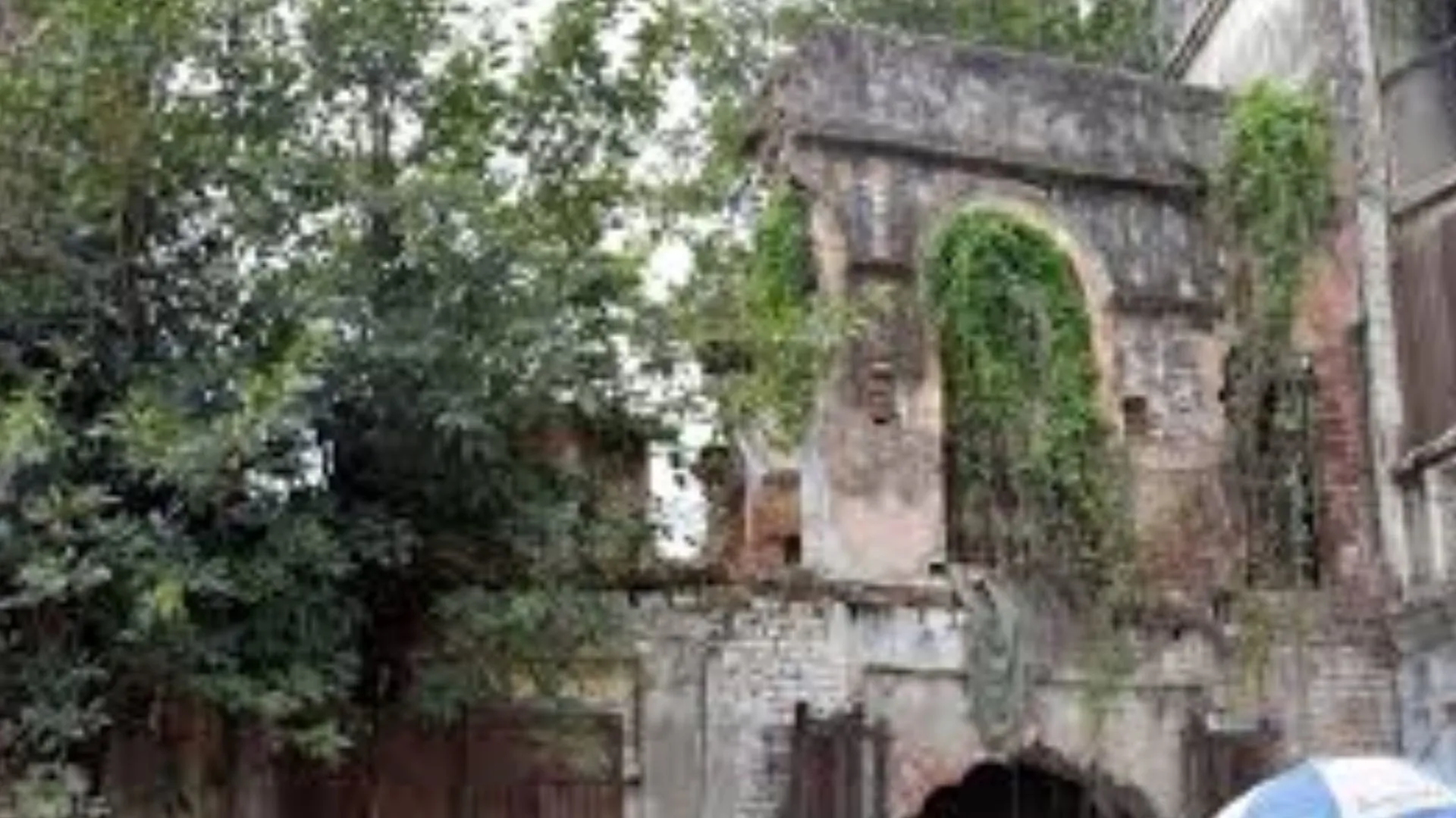 यूपी के इस शहर में मौत बनकर खड़ी हैं प्राचीन और जर्जर इमारतें, जिला प्रशासन ने किया सतर्क