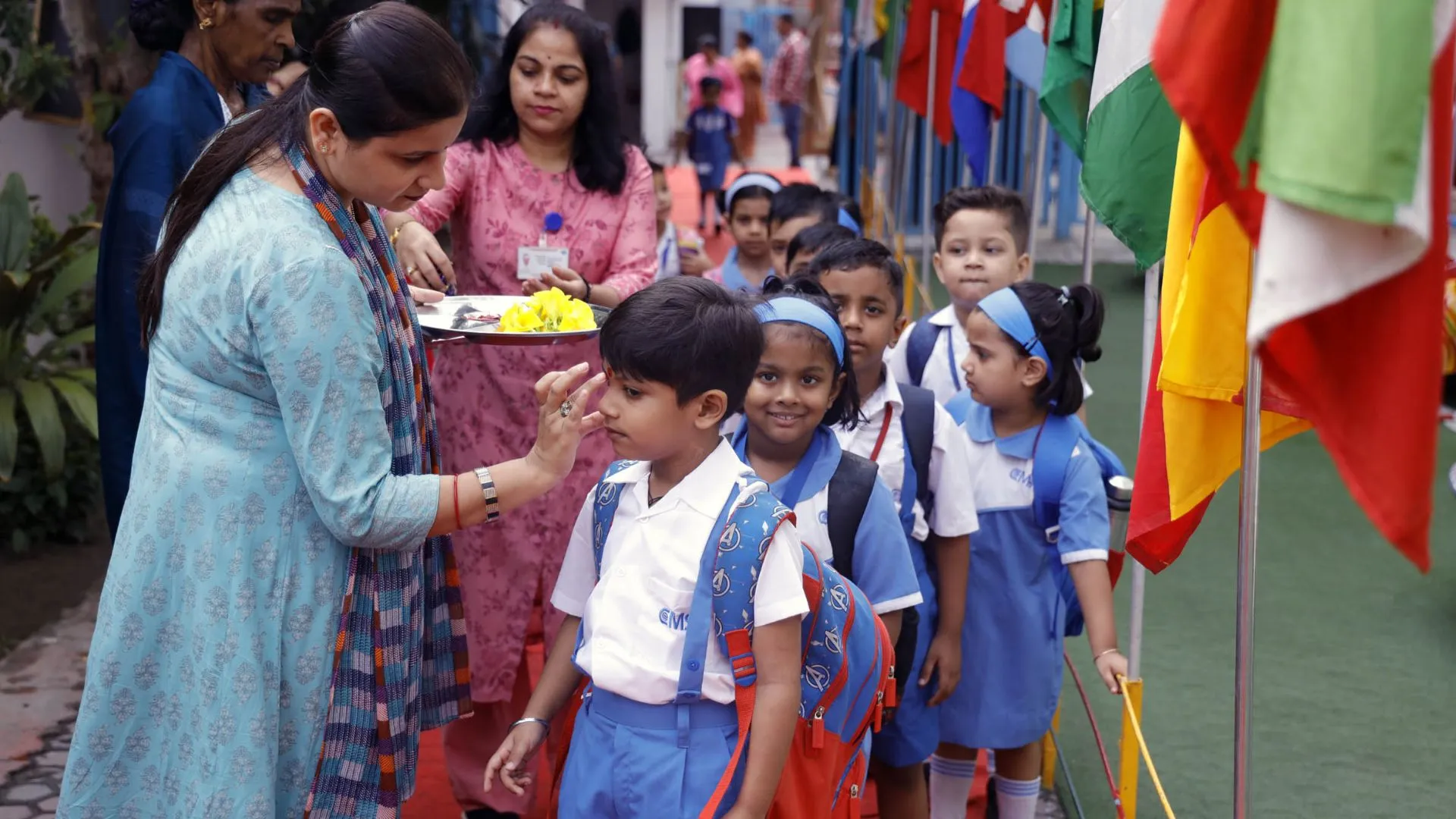 माथे पर लगाया चंदन, पुष्प वर्षा कर अभिनंदन..यूपी में खुले स्कूल, बच्चों को दिए गए बिस्किट, चॉकलेट, खिलाई गई खीर