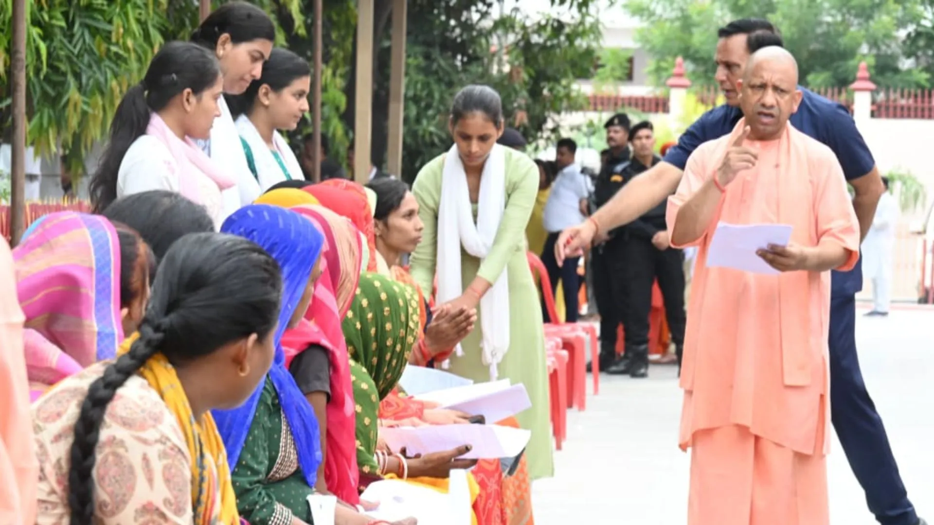 जनता दर्शन में लोगों से मिले सीएम योगी, अधिकारियों को दिए स्पष्ट निर्देश-लापरवाही बर्दाश्त नहीं