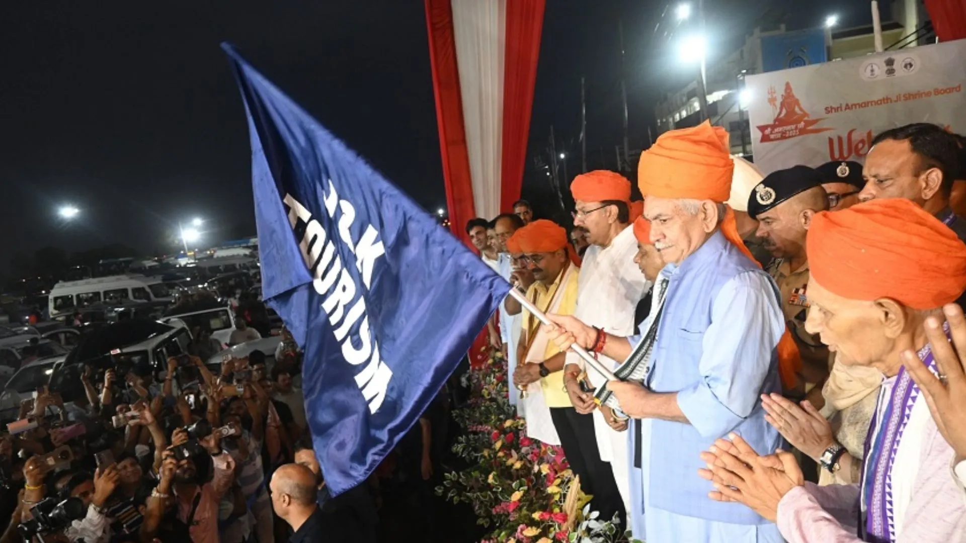 अमरनाथ यात्रा का पहला जत्था हुआ रवाना: LG मनोज सिन्हा ने दिखाई हरी झंडी, यात्रा मार्ग पर कड़ी सुरक्षा  