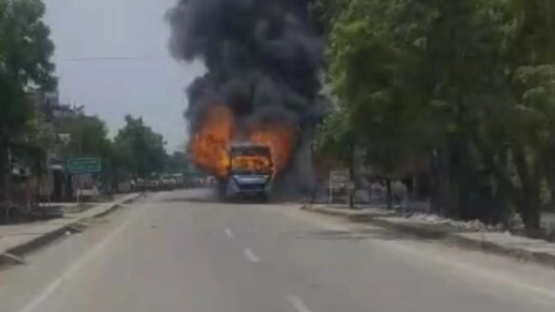 जौनपुर में ड्राइवर की सतर्कता से टला बड़ा हादसा, टूरिस्ट बस में लगी आग से बची यात्रियों की जान 