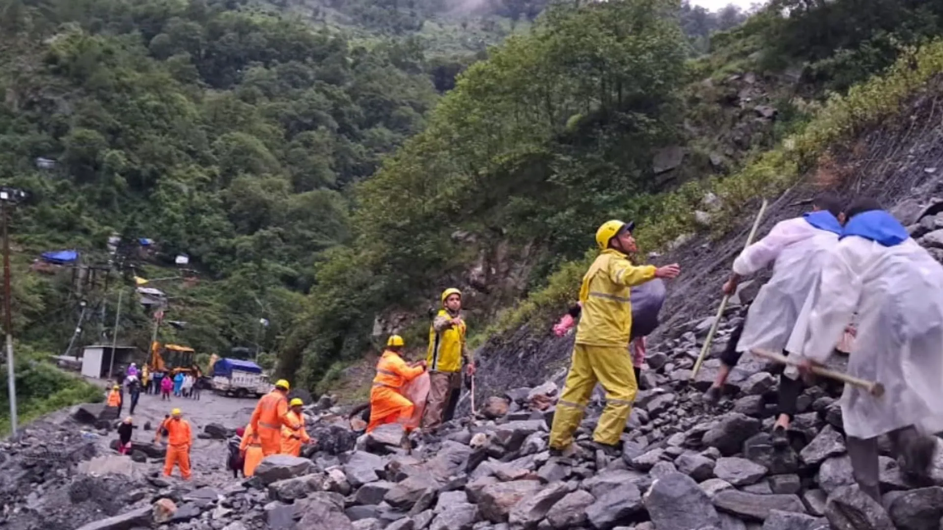 Kedarnath Yatra 2025 : सोनप्रयाग स्लाइड जोन में फंसे केदारनाथ से लौटे श्रद्धालु , SDRF ने किया रेस्क्यू 
