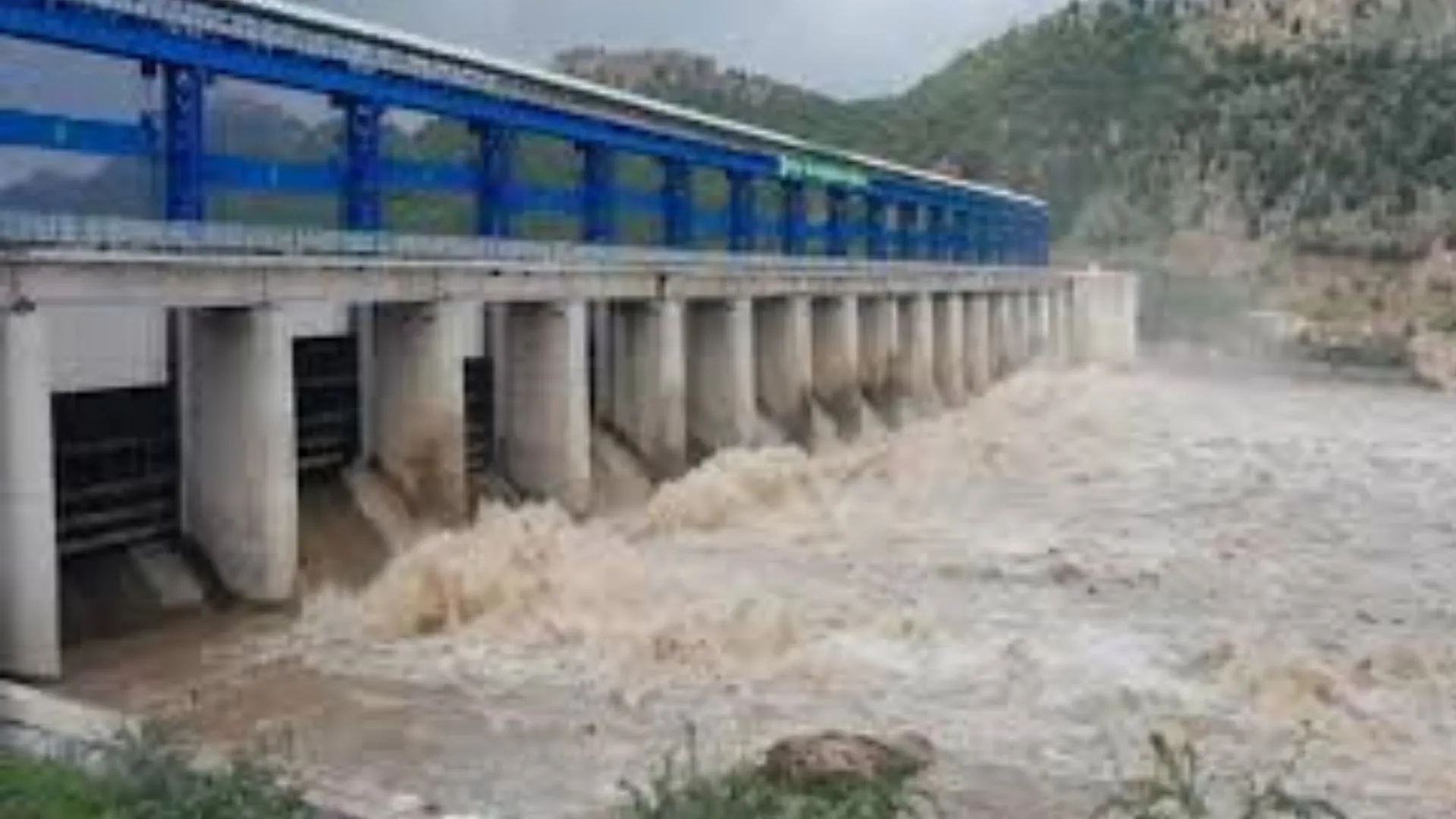 महोबा में लहचूरा बांध के खोले गए सभी 5 गेट,  45 हजार क्यूसिक से अधिक पानी डिस्चार्ज, 6 गांवों में अलर्ट