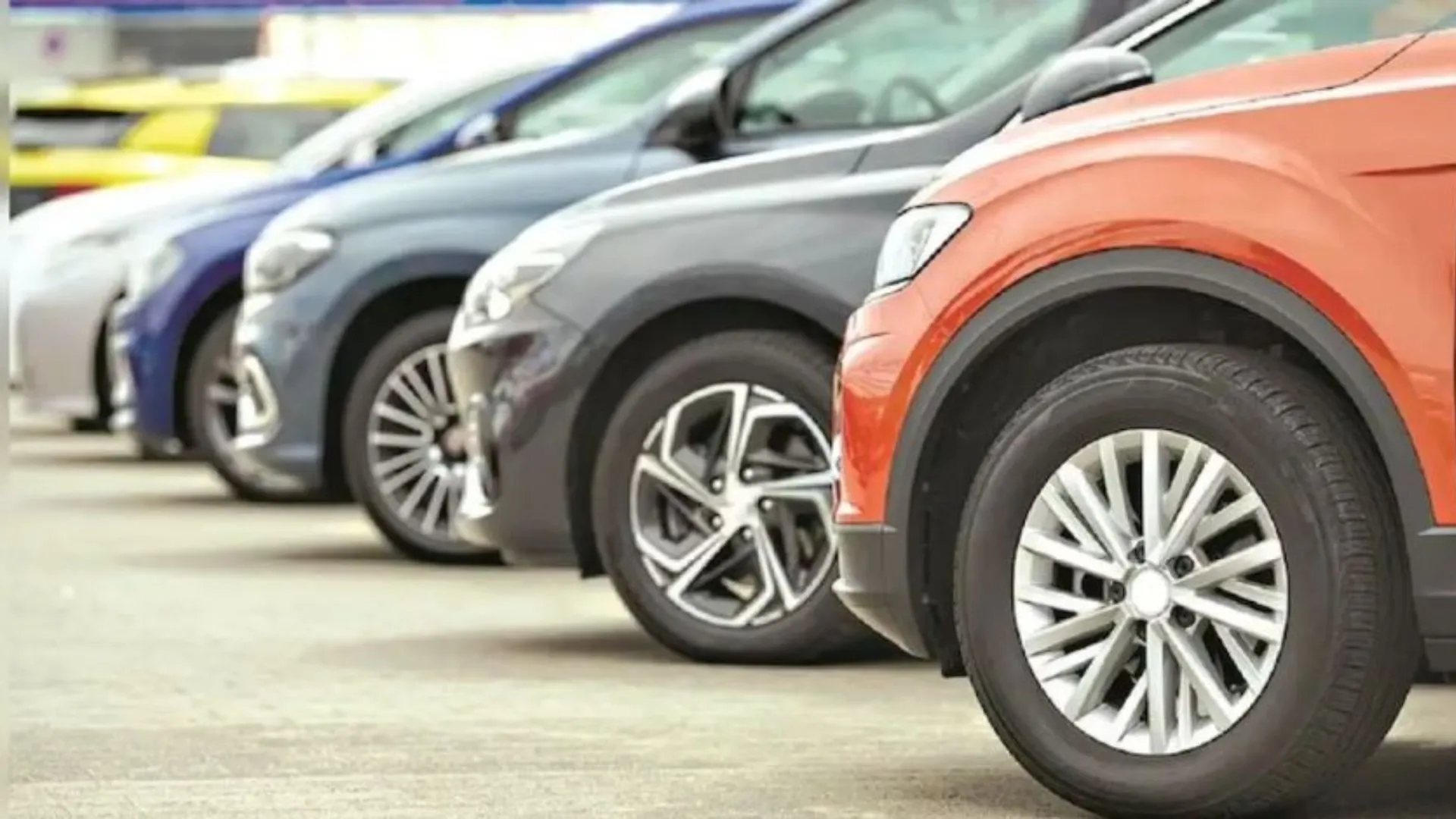 नयी कारों से ज्यादा पुरानी कारों में रूचि रख रहे लोग, रिपोर्टस में हुआ खुलासा 