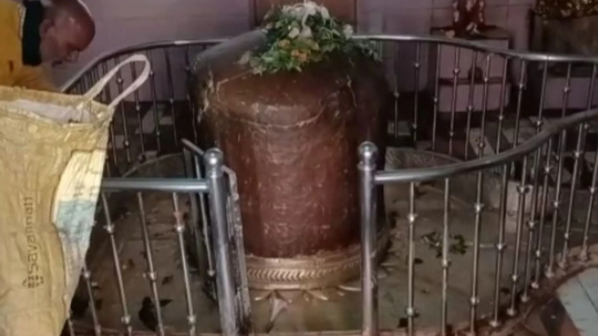 सावन के पर्व पर कीजिये यूपी के इस खास शिवलिंग मंदिर के दर्शन, साल में तीन बार बदलता है रंग, पांडव काल से है सम्बन्ध