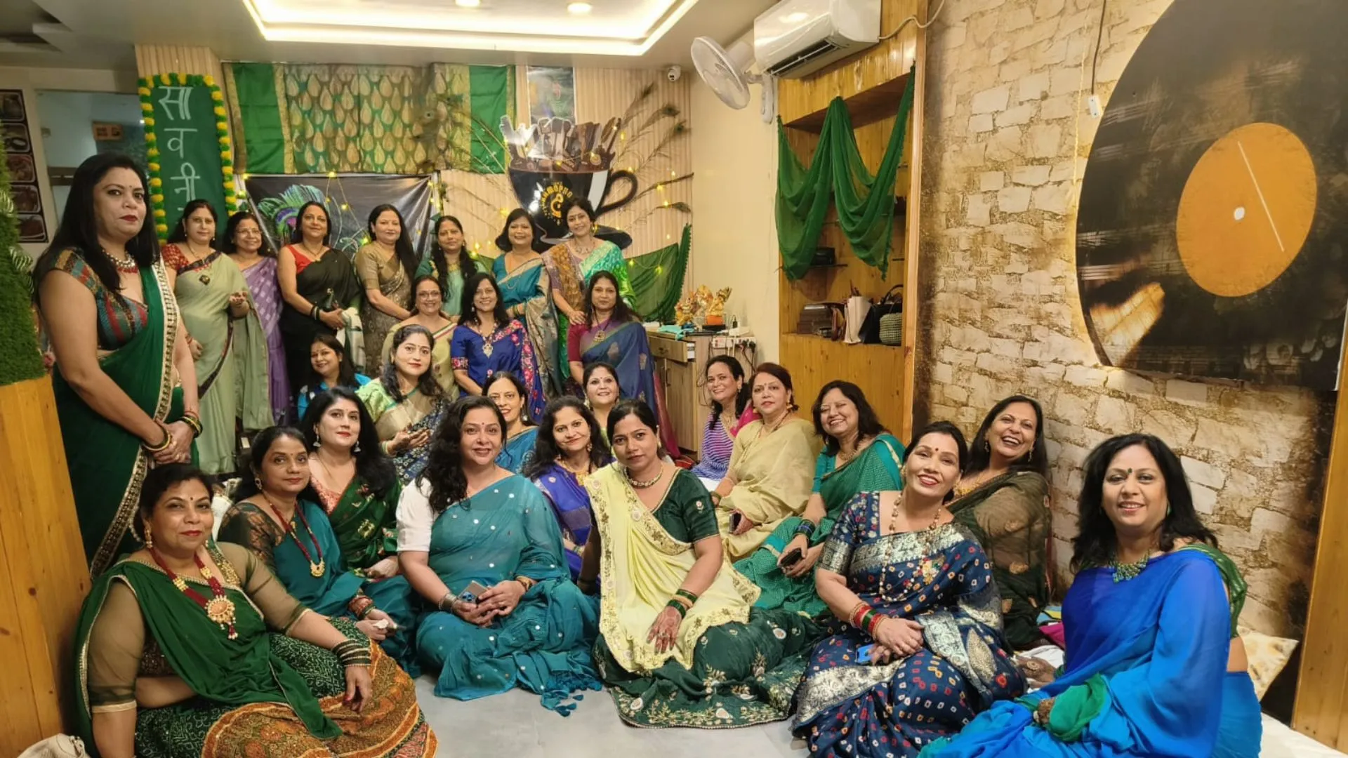 सावन गीतों की फुहार से भीगा कजरी दंगल, हरे रंग के परिधानों में महिलाओं ने गाया बुंदेली सावनी, चौमासा और राछरा