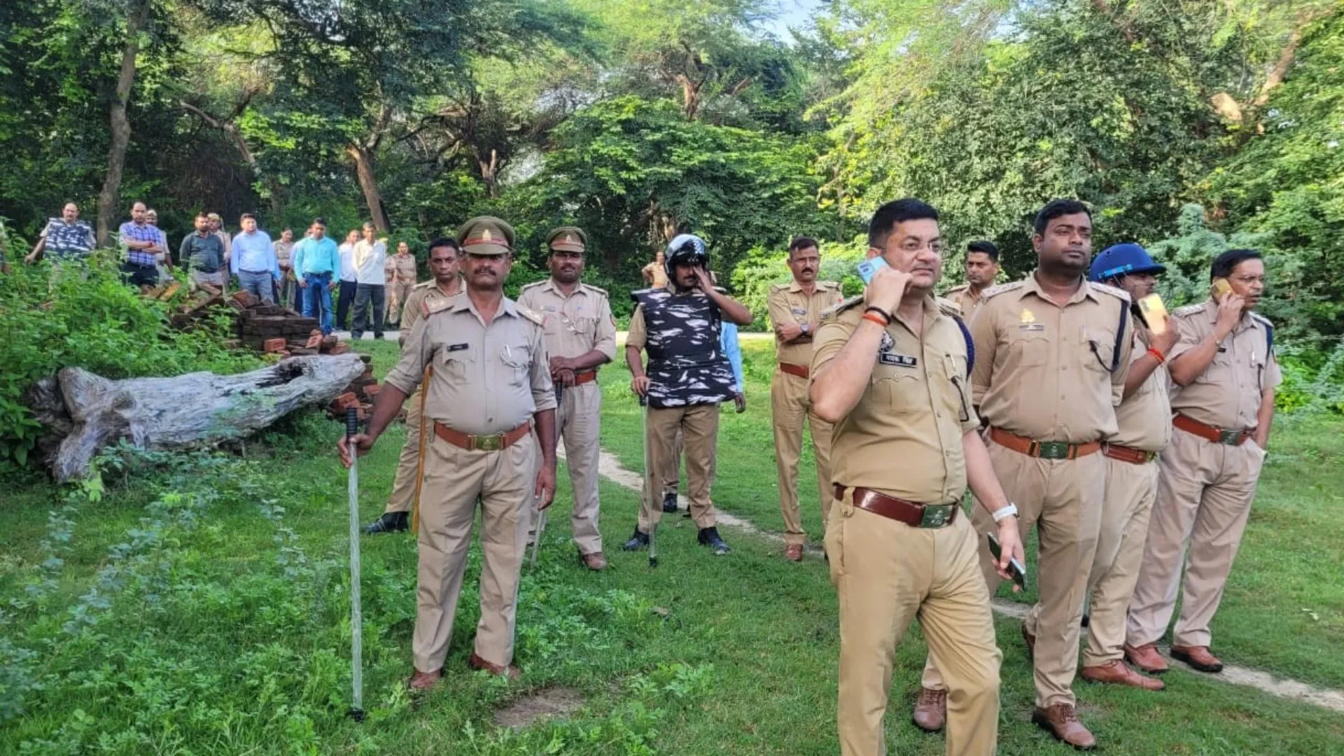 सरकारी जमीन पर बनाई गई मजार पर चला प्रशासन का बुलडोजर, पुलिस की मौजूदगी में खाली कराया अवैध कब्जा