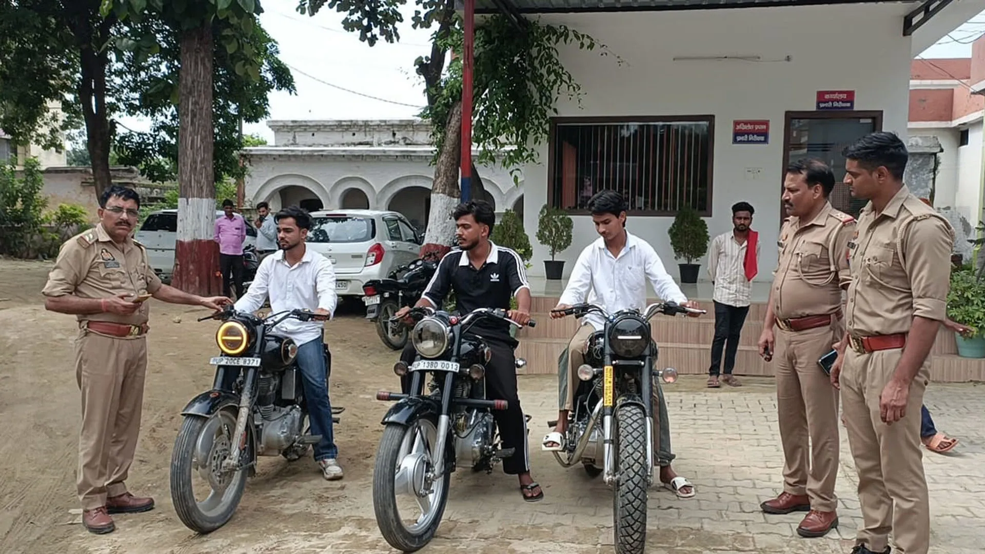 अमरोहा: पटाखे छोड़ना पड़ा भारी...तीन बाइक पुलिस ने की सीज