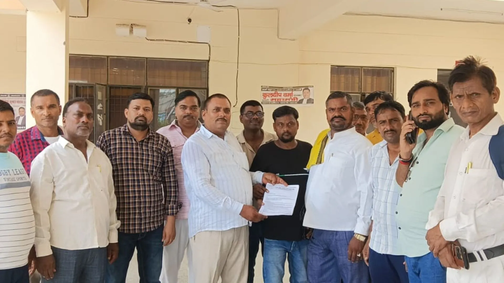 निजी स्कूलों की मनमानी के चलते अभिवावक परेशान: SDM को सौंपा ज्ञापन, एक ही दुकान में मिल रही ड्रेस, किताब 