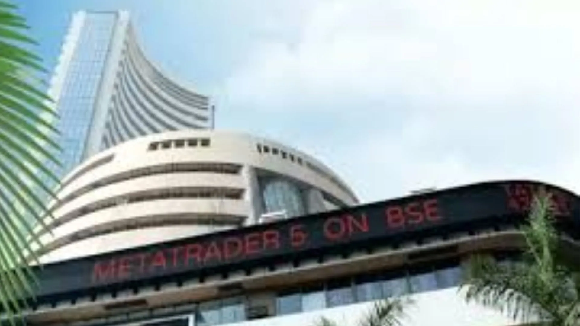 शुरुआती कारोबार में गिरावट दर्ज, जानिए सेंसेक्स-निफ्टी का हाल  