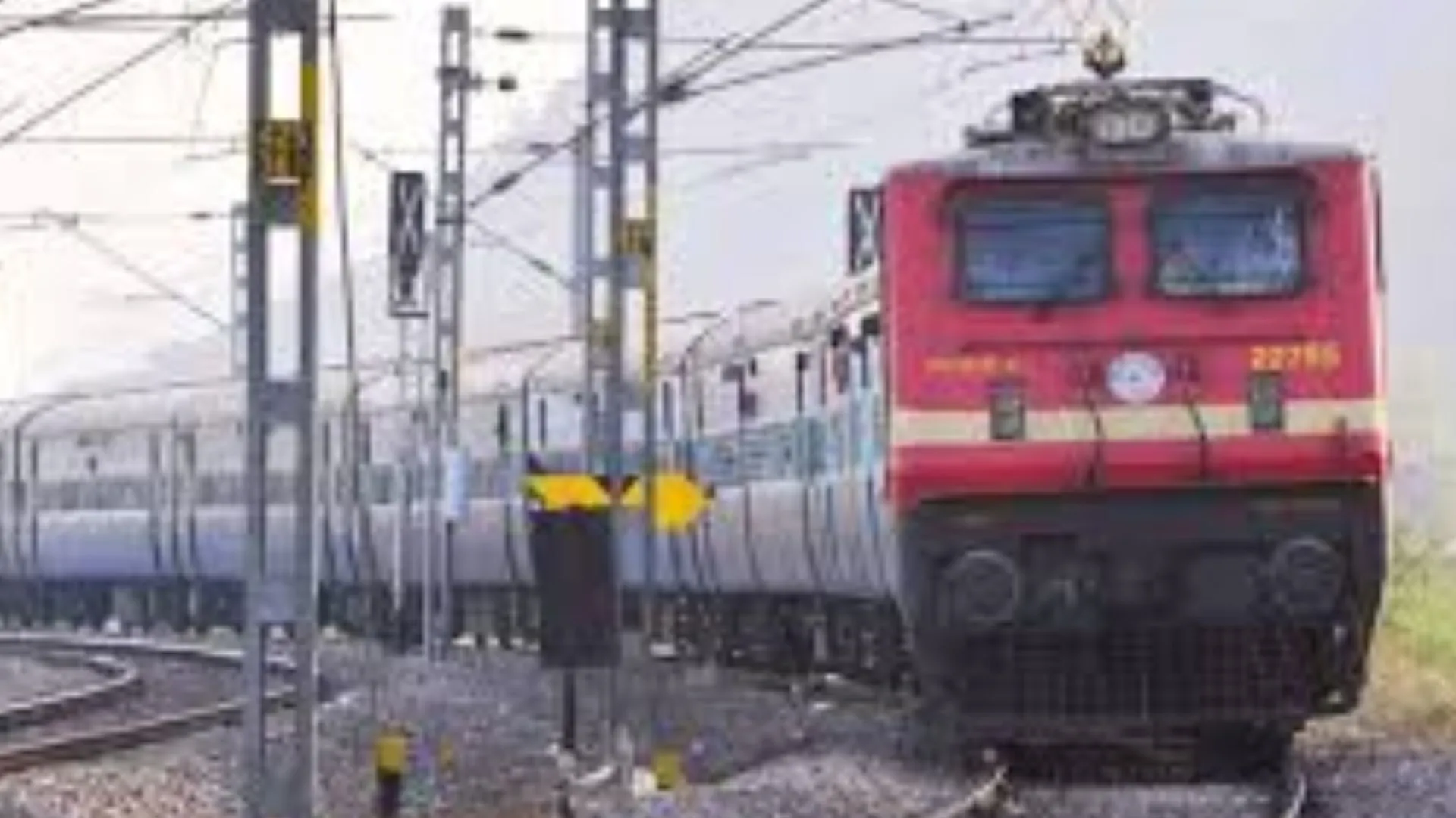 ट्रेनों की लेटलतीफी जारी : आनंदविहार सहरसा स्पेशल 7 घंटे तो गोरखपुर हैदराबाद स्पेशल 10 घंटे देरी की शिकार 