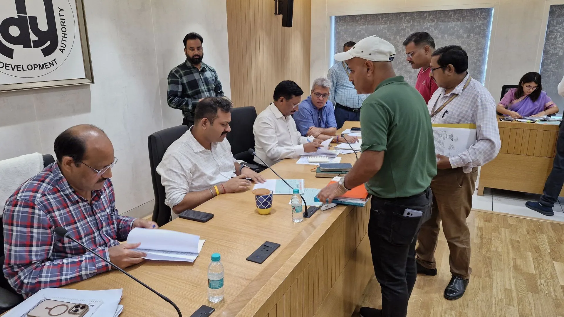 अकबरनगर विस्थापन के बाद बसंतकुंज योजना में मिला PM आवास: दबंगों का कब्जा, LDA समाधान दिवस में फरियाद लेकर पहुंचीं बुजुर्ग महिला