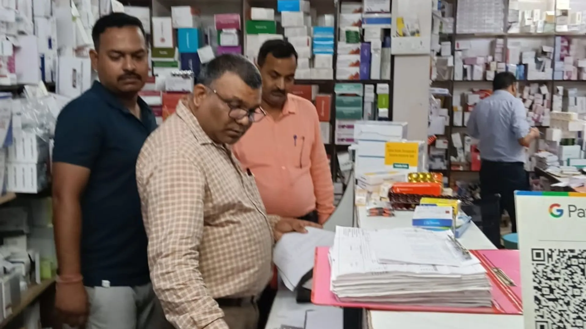 अमीनाबाद मेडिसिन मार्केट में छापेमारी: दो एजेंसियो को नोटिस जारी 1.10 लाख की नॉरकोटिक्स दवाएं सील