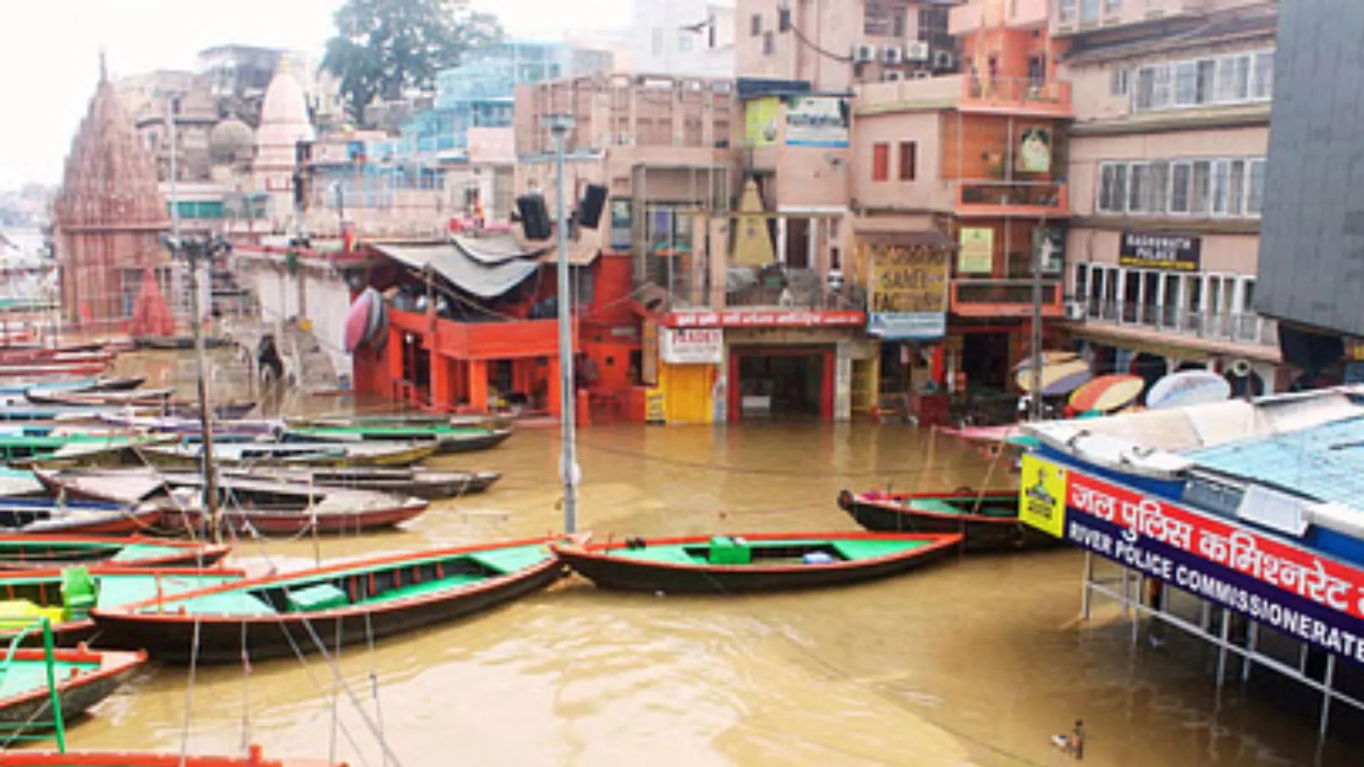 वाराणसी में प्रति घंटे 2 सेंमी घट रहा गंगा का जलस्तर, निचले इलाकों में परेशानियां बरकरार; वरुणा नदी का जलस्तर स्थिर 