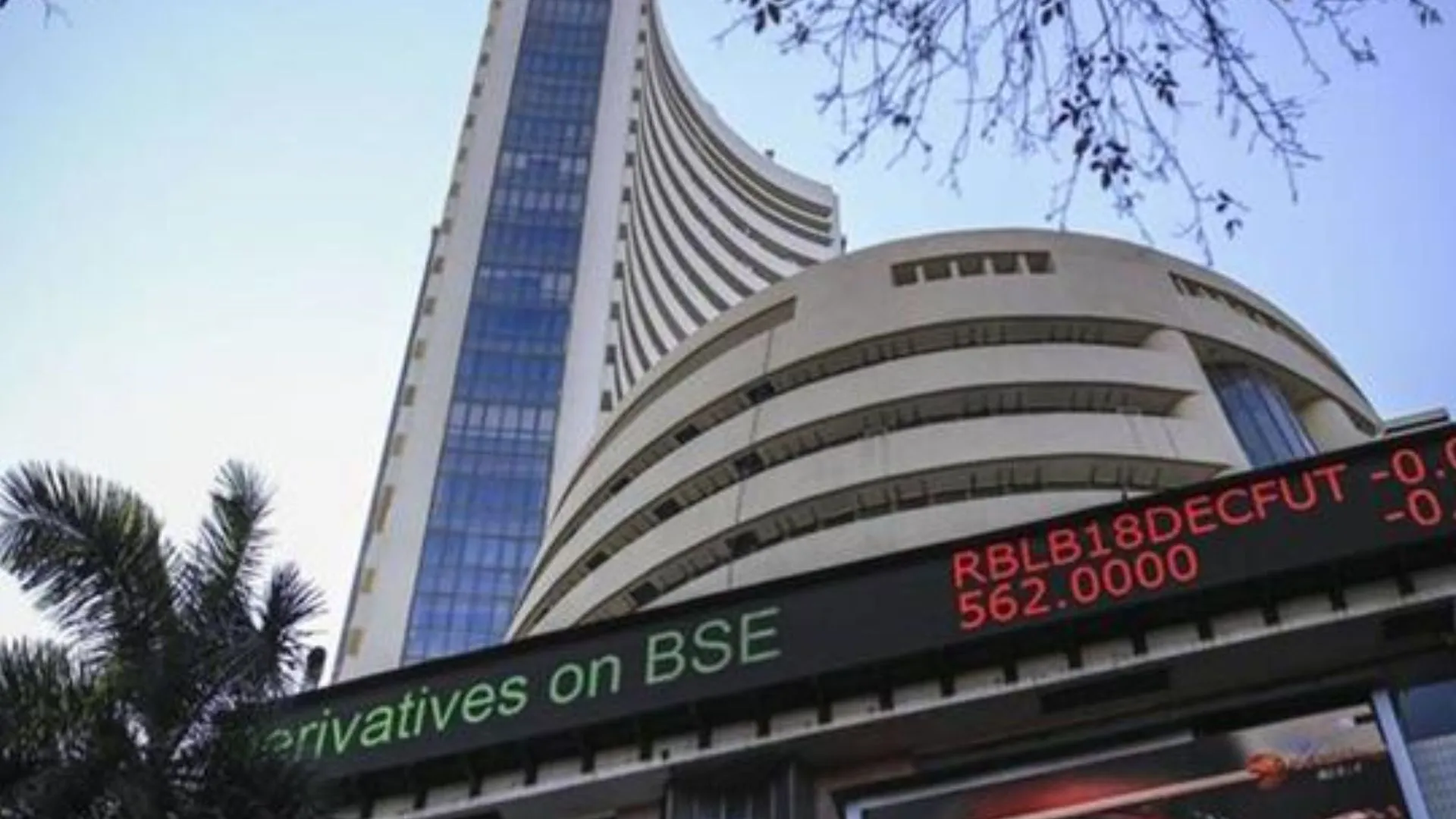 Share Market : लगातार तीन दिनों से जारी गिरावट के बाद उबरा शेयर बाजार, सेंसेक्स 447 अंक चढ़ा