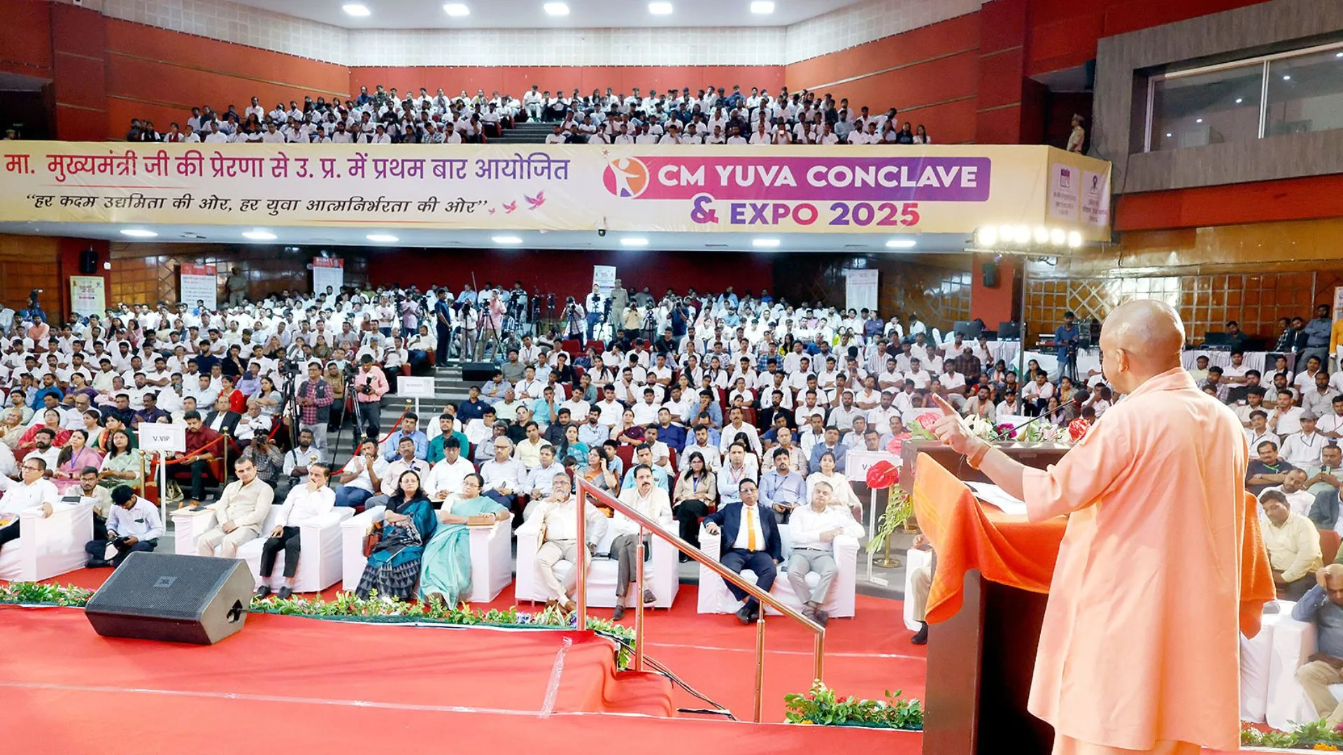 युवा कॉन्क्लेव शुभारंभ कर बोले CM, 2017 के पहले UP का बाजार चाइनीस सामान से पटा, लेकिन कुछ लोगों के लिए परिवारवाद ही प्राथमिकता