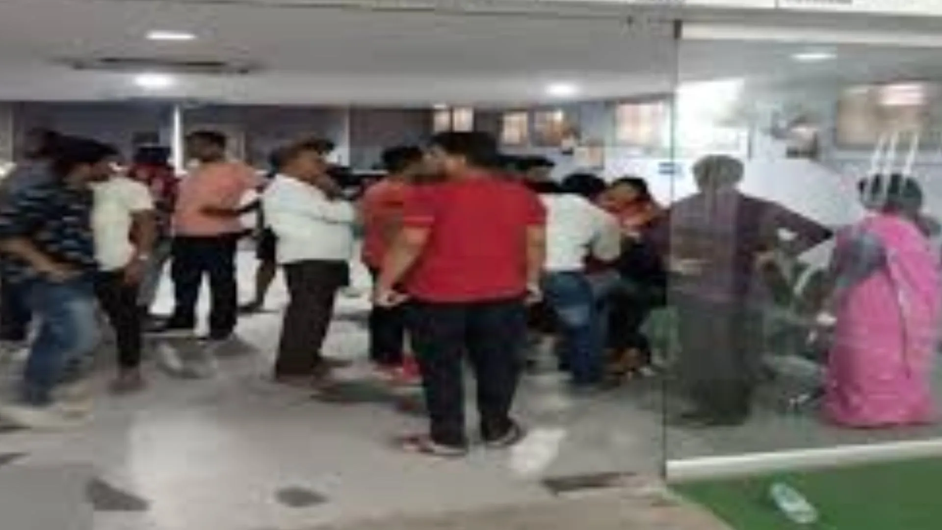 निजी अस्पताल में बच्चे की मौत पर हंगामा, परिवारजनों का आरोप-स्टाफ ने डॉक्टर से फोन पर दवा पूछ कर किया इलाज