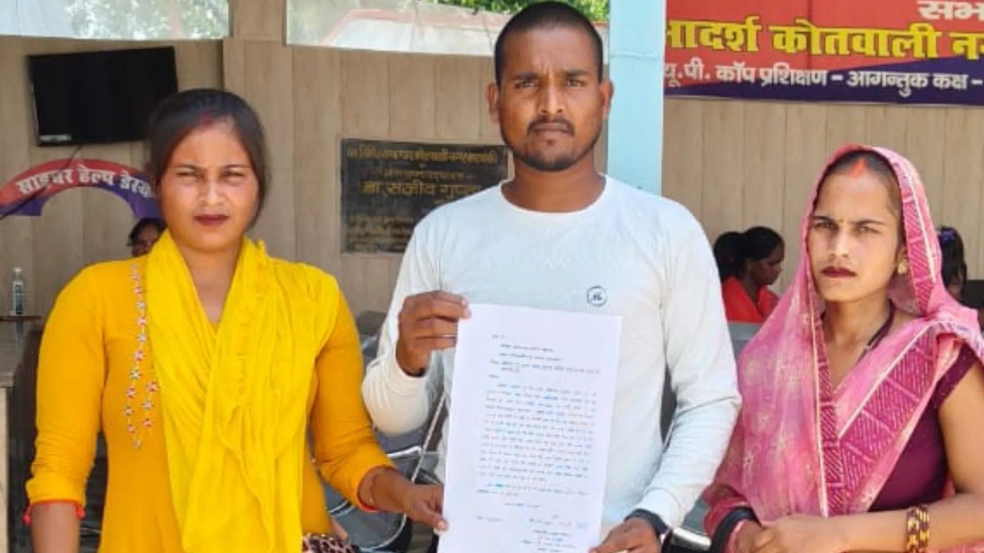 बाराबंकी अस्पताल में महिला होमगार्ड की दबंगई, पत्नी को दिखाने आये युवक को जड़े थप्पड़, CMS ने कार्रवाई की बात 