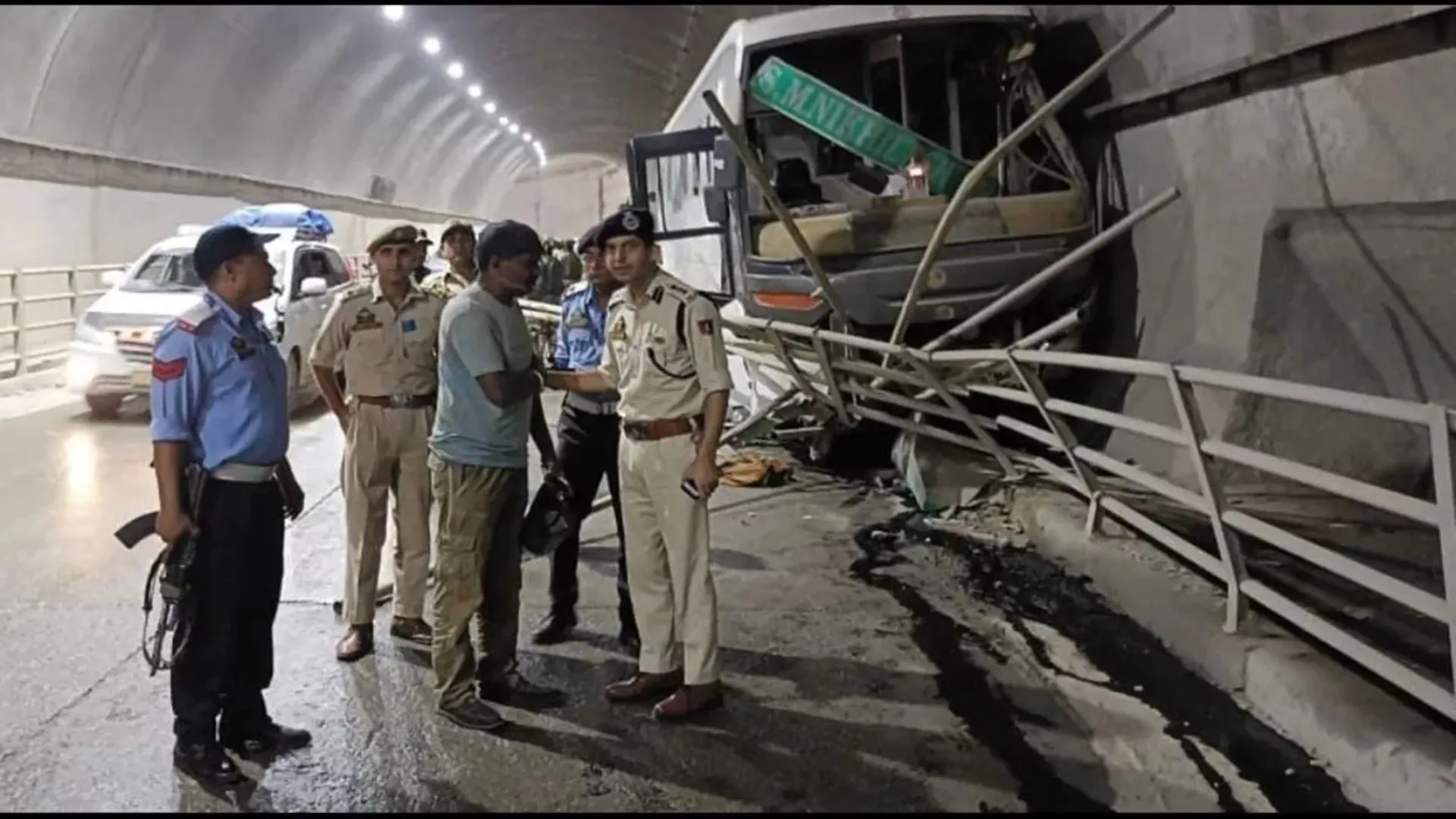 अमरनाथ यात्रा काफिले की बस का ब्रेक फेल: 4 तीर्थयात्री घायल, जम्मू-श्रीनगर राष्ट्रीय राजमार्ग पर हुआ हादसा 