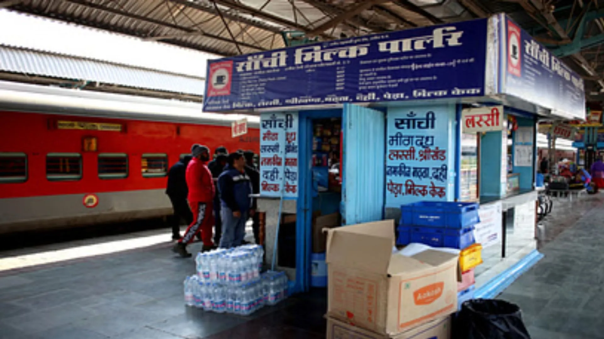 लखनऊ जंक्शन पर MRP रेट से ज्यादा कीमत पर बिक रहा है खाने-पीने का सामान, यात्री ने की शिकायत  