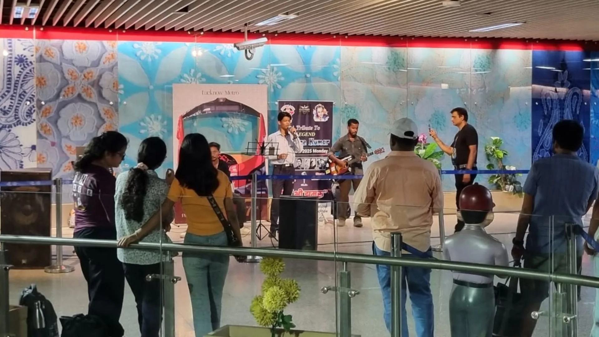 लखनऊ मेट्रो स्टेशन पर Music Program आयोजित, ओपन माइक से युवाओं ने दिखाई प्रतिभा 