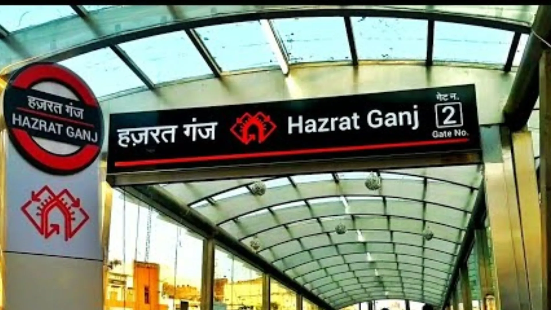 'नेताओं को गालियां, महिला को अश्लील इशारे', नशे में धुत व्यक्ति ने लखनऊ मेट्रो में किया हंगामा, वीडियो वायरल  