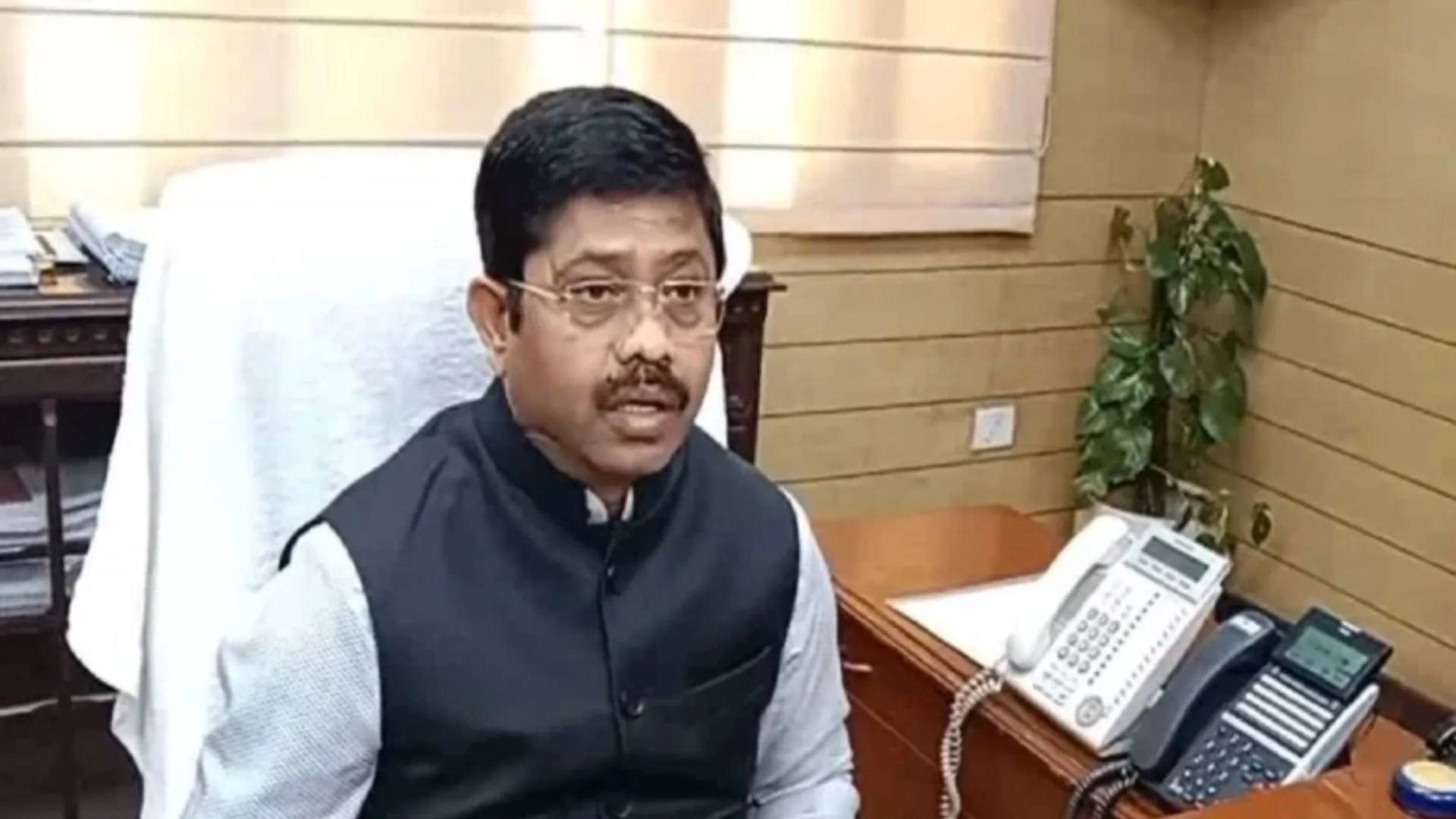 औद्योगिक विकास मंत्री ने किया गौतमबुद्ध नगर का दौरा, कार्यो की समीक्षा कर 100 करोड़ से उपर के बकाएदारों के विरूद्ध कार्रवाई की बात 