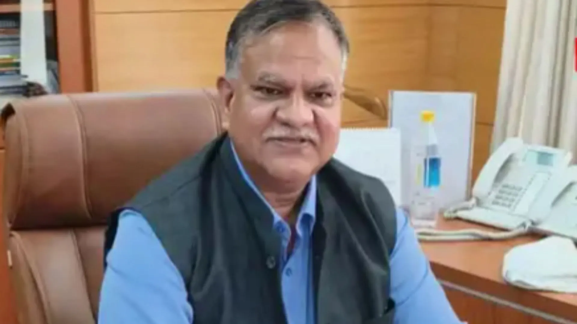 उत्तर प्रदेश की नौकरशाही में बड़ा बदलाव संभव, मनोज सिंह को सेवा विस्तार मिलने पर गोपनीयता बरकरार, केन्द्र के पाले में फैसला