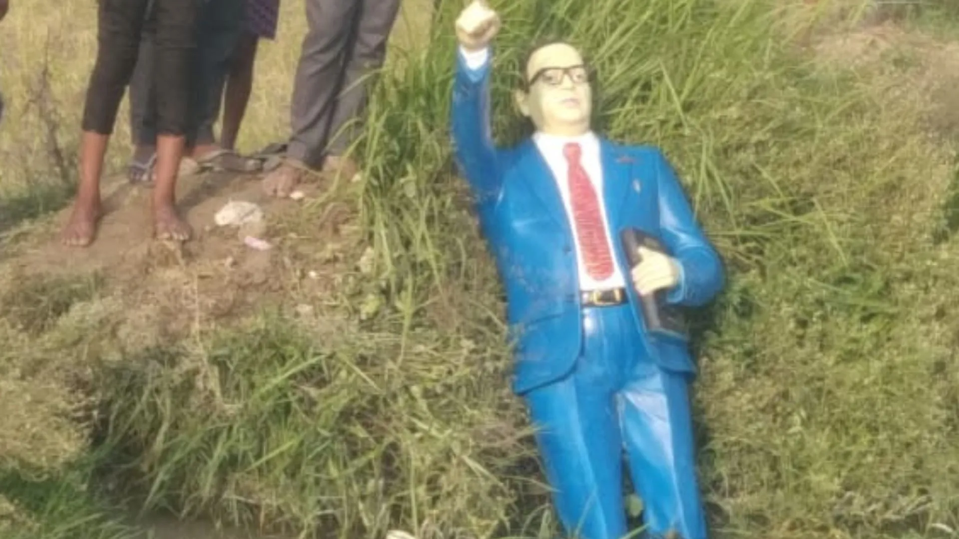 प्रयागराज: रास्ते के विवाद को लेकर नहर में फेंकी आंबेडकर की प्रतिमा, अज्ञात लोगों के खिलाफ मामला दर्ज 