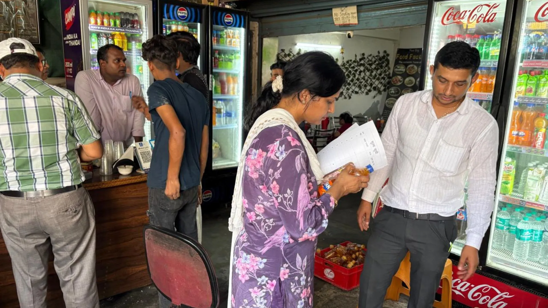 कावड़ यात्रा मार्ग पर ढाबा-जूस की दुकान पर बिक रहा expired क्रश और दुर्गंधयुक्त मैंगो पल्प, औचक निरीक्षण कर FSDA की टीम ने कराया नष्ट 