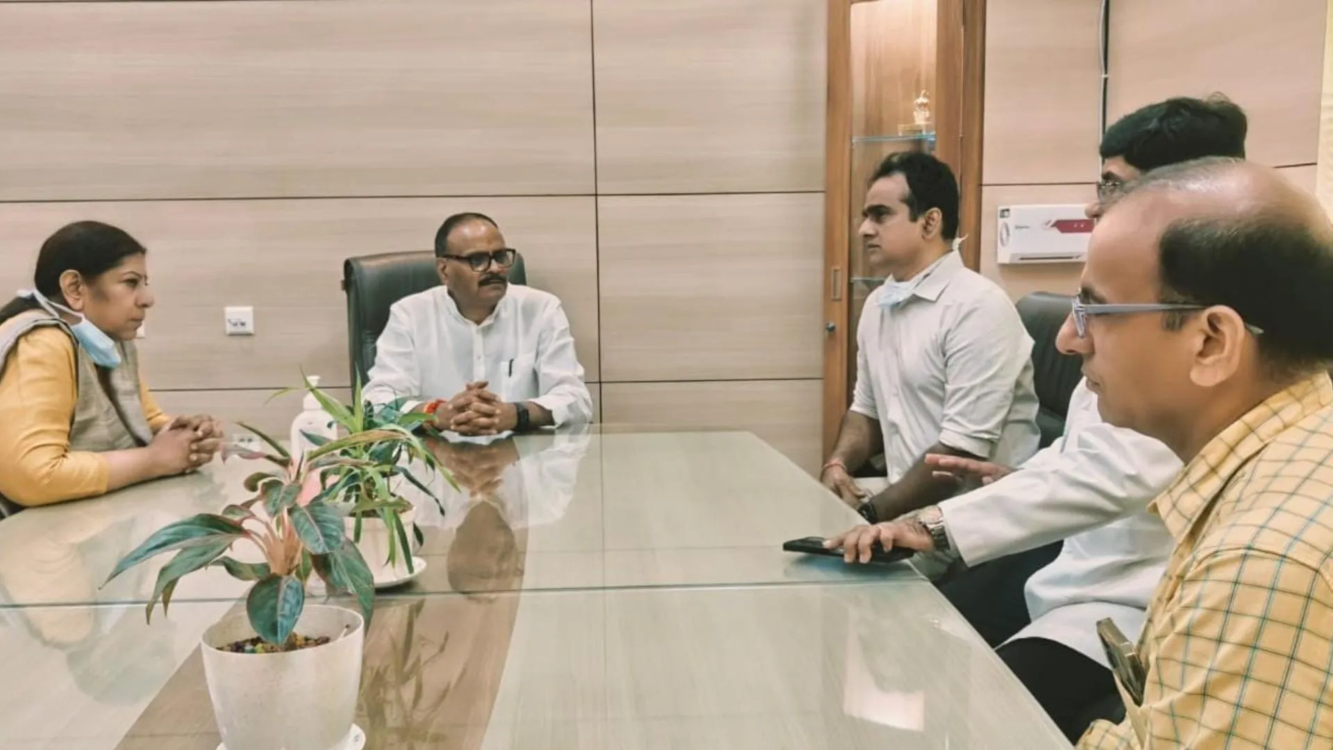 लापरवाही बर्दाश्त नहीं! मरीजाें को दें बेहतर इलाज, उप मुख्यमंत्री ने KGMU में कुलपति और अधिकारियों के साथ की बैठक