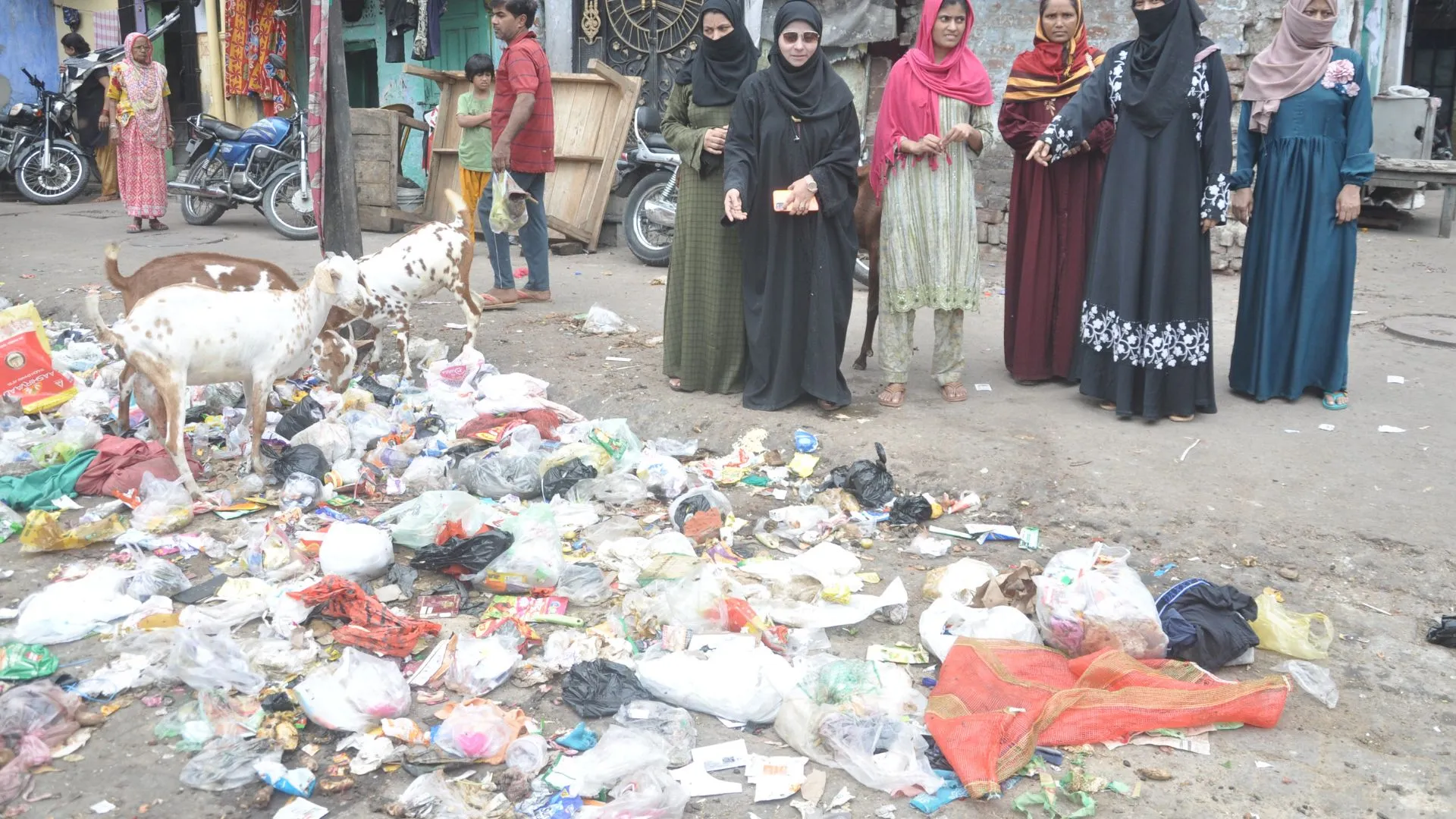 ये कैसी स्मार्ट सिटी, जहां गंदगी के बीच खेल रहा बचपन, नगर निगम मुख्यालय यहां से चंद कदमों की दूरी पर फैली गंदगी और कूडे़ के ढेर
