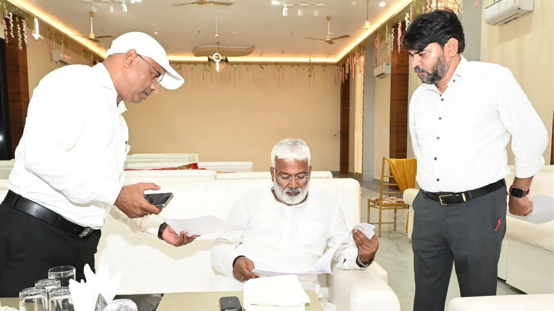 नहरों की दिक्कत दूर कर किसानों के खेतों तक पहुंचाएं पानी, स्वतंत्र देव सिंह ने अधिकारियों के साथ समीक्षा बैठक में दिए निर्देश 