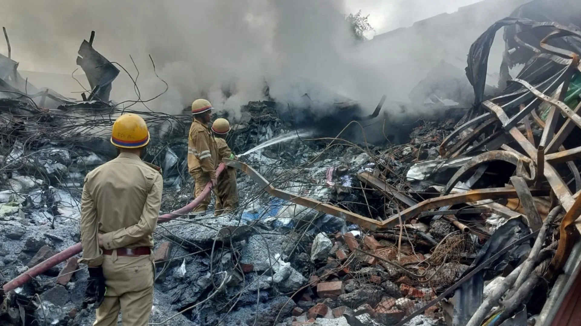 Plastic Factory Fire : 24 घंटे से जल रहा फैक्ट्री का प्लास्टिक, दमकल विभाग के छूटे पसीने, जांच जारी