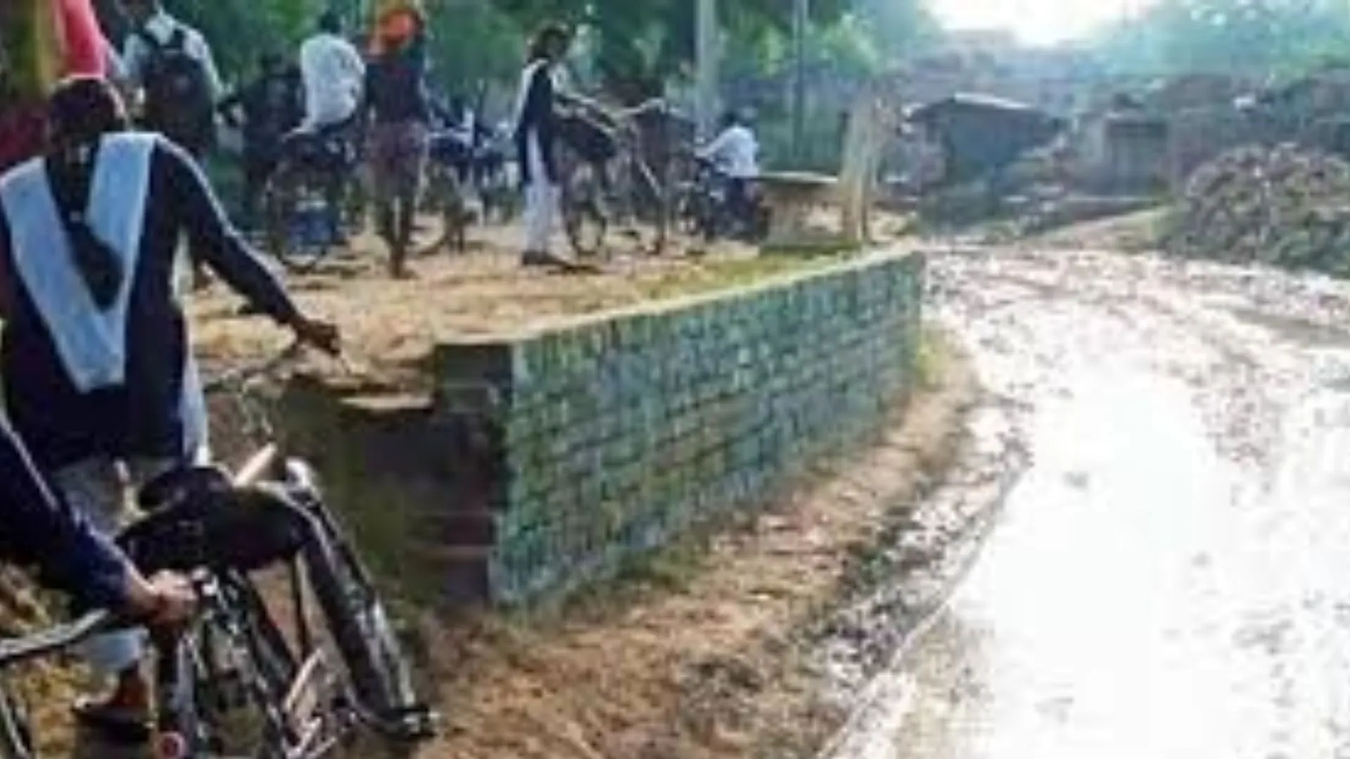 दलदल में तब्दील सड़क में फंसी बच्चों से भरी स्कूली वैन, जल निगम के ठेकेदार के प्रति स्थानीय लोगों ने जताई नाराजगी