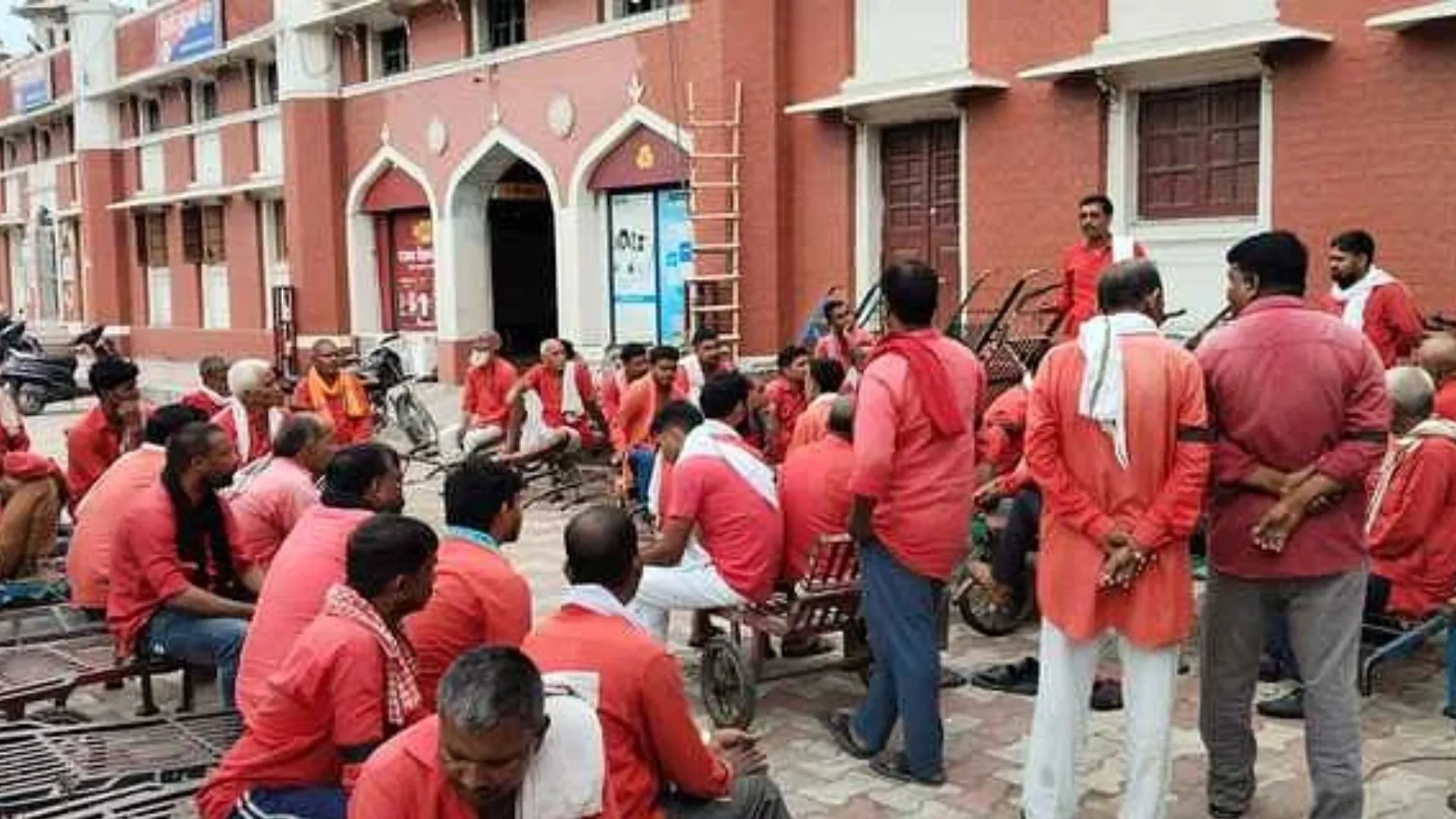 चारबाग रेलवे स्टेशन पर खुले जन सुविधा केंद्र का कुलियों ने किया विरोध, DRM Office पर भी दी प्रदर्शन की धमकी 