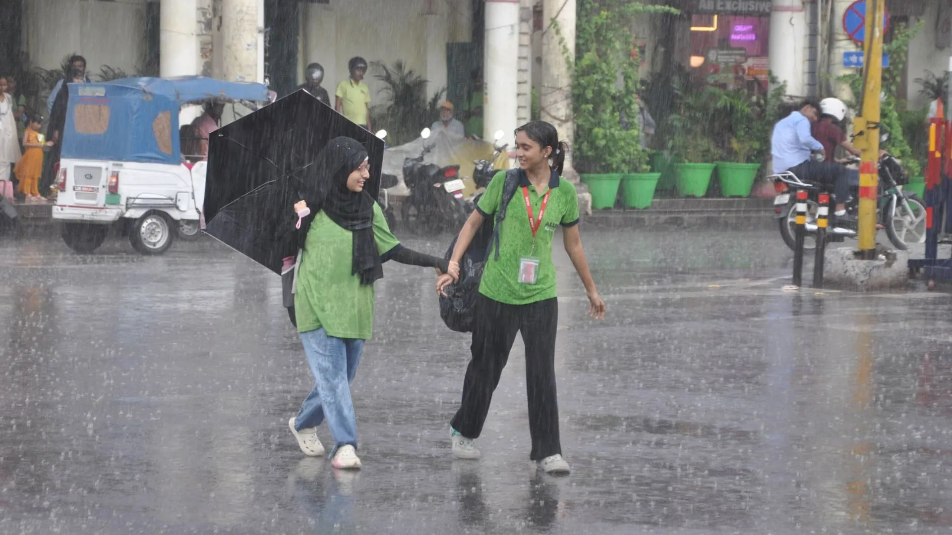 यूपी के जिलों में बारिश का यलो अलर्ट जारी,  प्रदेश में कहीं किसान खुश तो कहीं हलकान