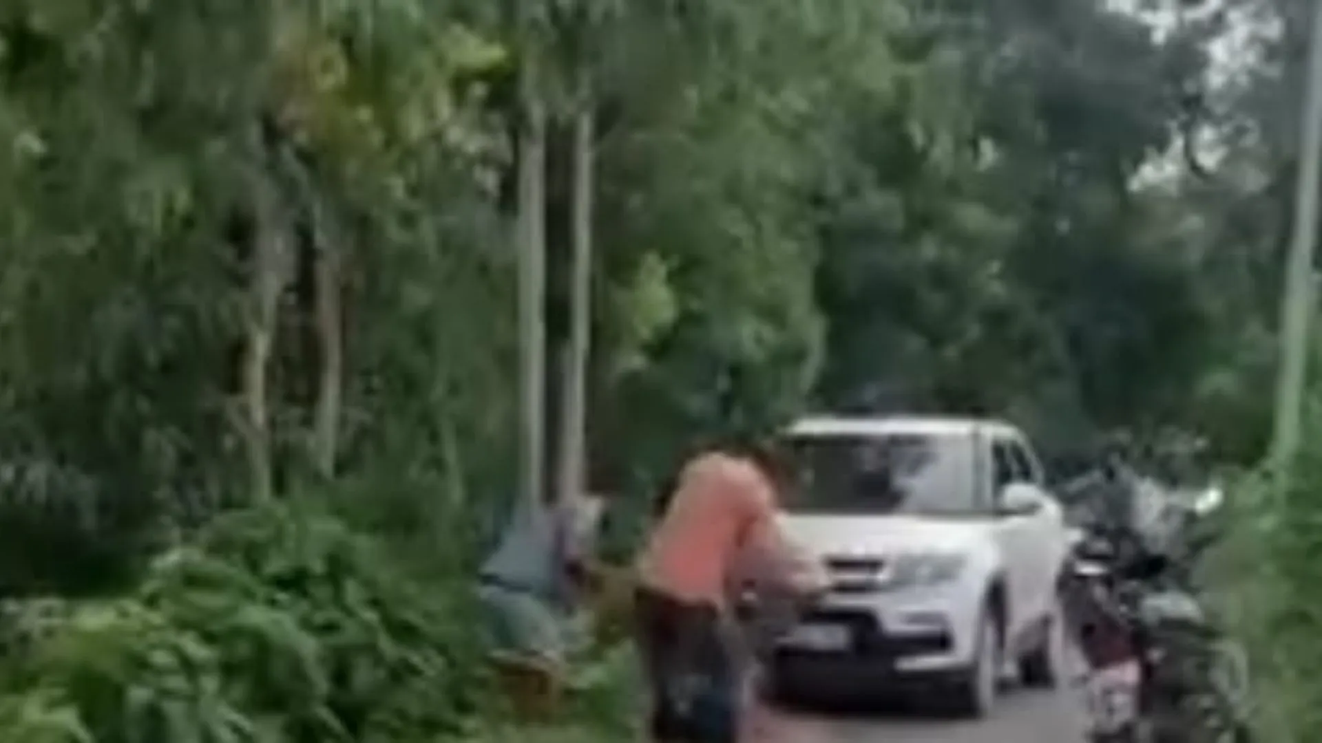 शिकायत की सजा: प्रधान, बेटे और भतीजे ने मिलकर युवक को लाठियों से पीटा, सोशल मीडिया पर वायरल हुआ पिटाई का वीडियो