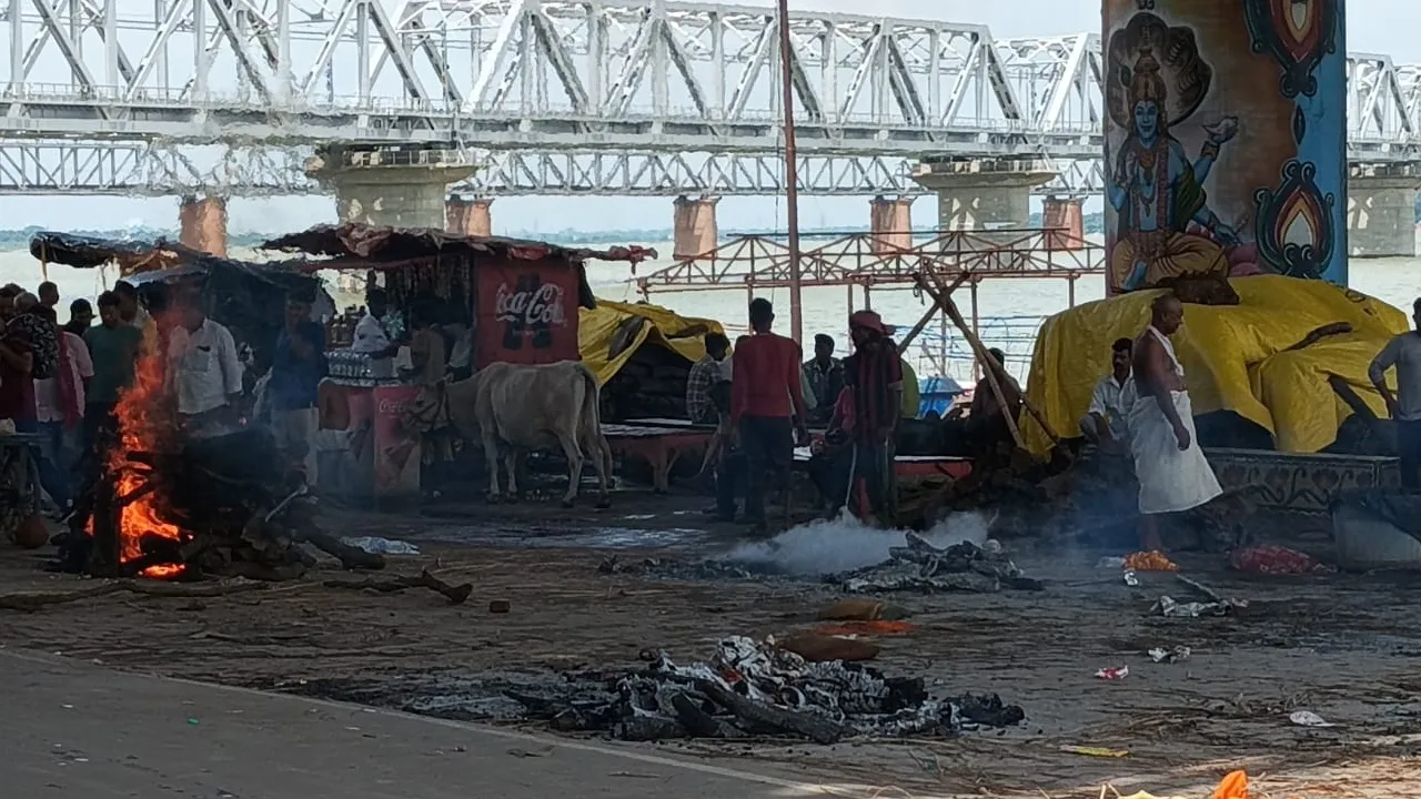 प्रयागराज में बाढ़ का कहर: श्मशान घाट डूबे, सड़कों पर हो रहा अंतिम संस्कार